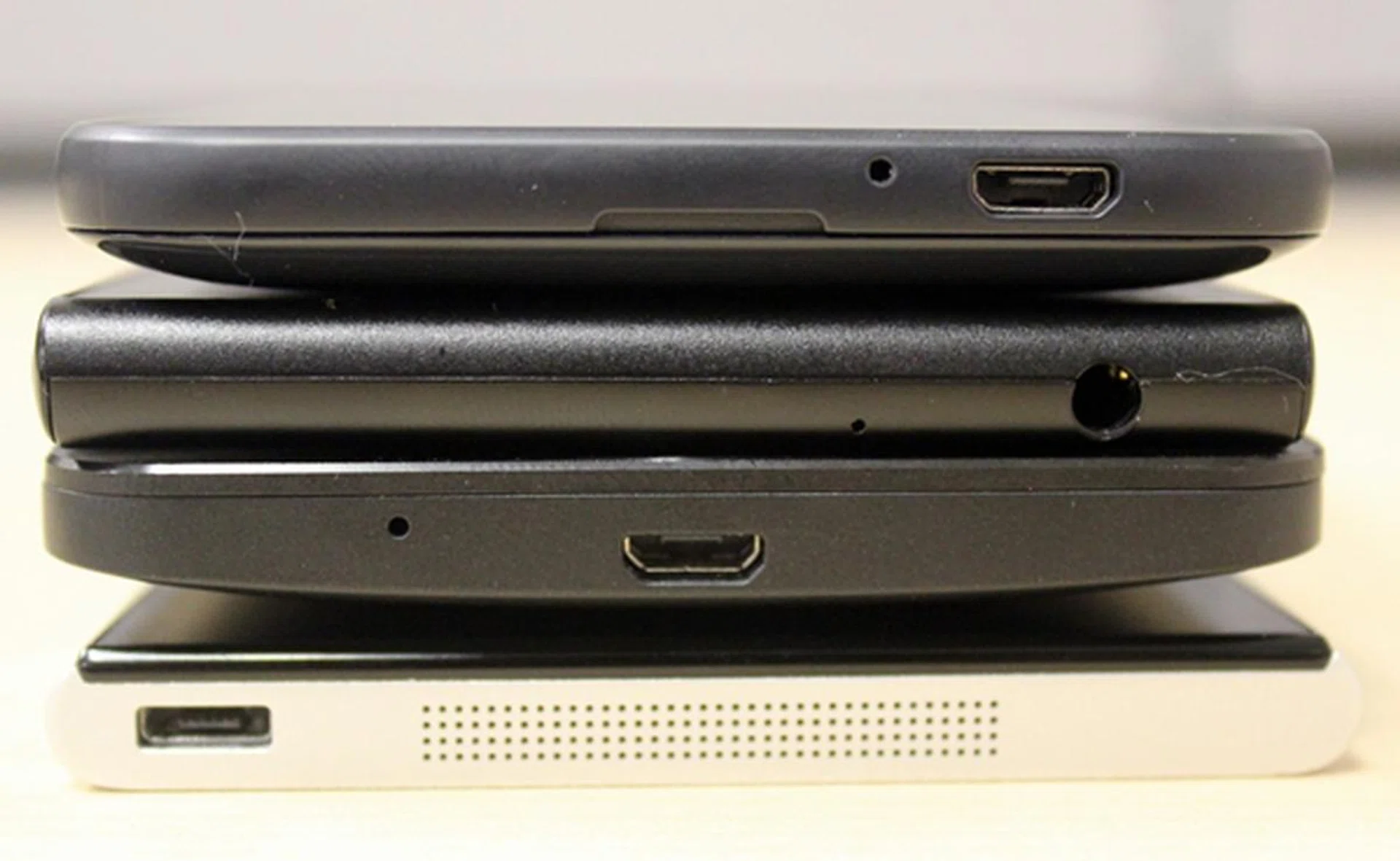 The 3.5mm audio output jack on the ZTE Blade VEC 4G is located at the bottom of the device. <br> Top to bottom: HTC Desire 610, ZTE Blade VEC 4G, ASUS ZenFone 5 and Xiaomi Mi 3.