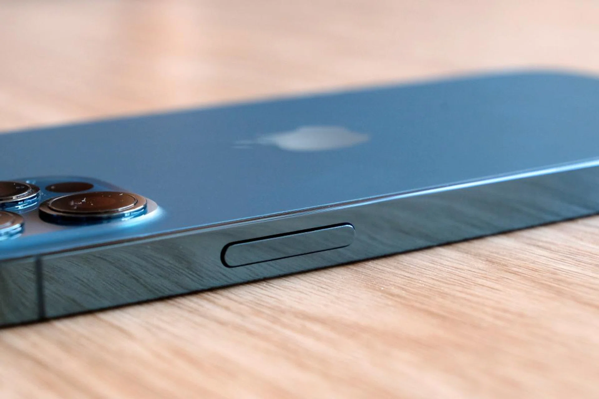 The sides of the iPhone 12 Pro is super polished and attracts fingerprint like nothing else I've seen.