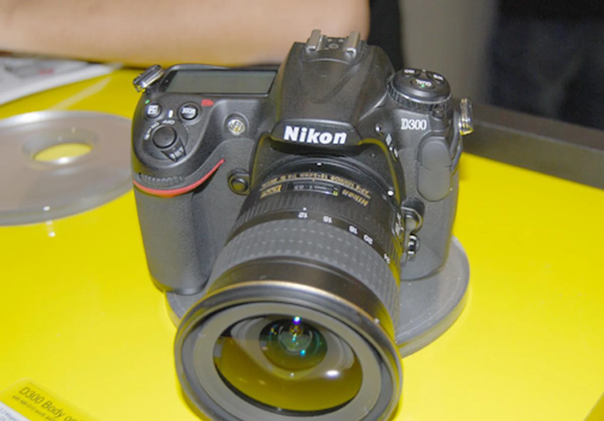  For the big spenders, Nikon has quite a few items to entice you, starting with the Nikon D300 at S$2,999, which also comes with a slew of free gift that includes 2 x 8GB CF card, a Lowepro bag, an umbrella and tripod for outdoor shoots, LCD cleaning pad, 7-in-1 cleaning kit, an AF Nikkor 50mm f/1.8D, an EN-EL3E battery and finally a 52mm filter for the premium pricing it comes with.  