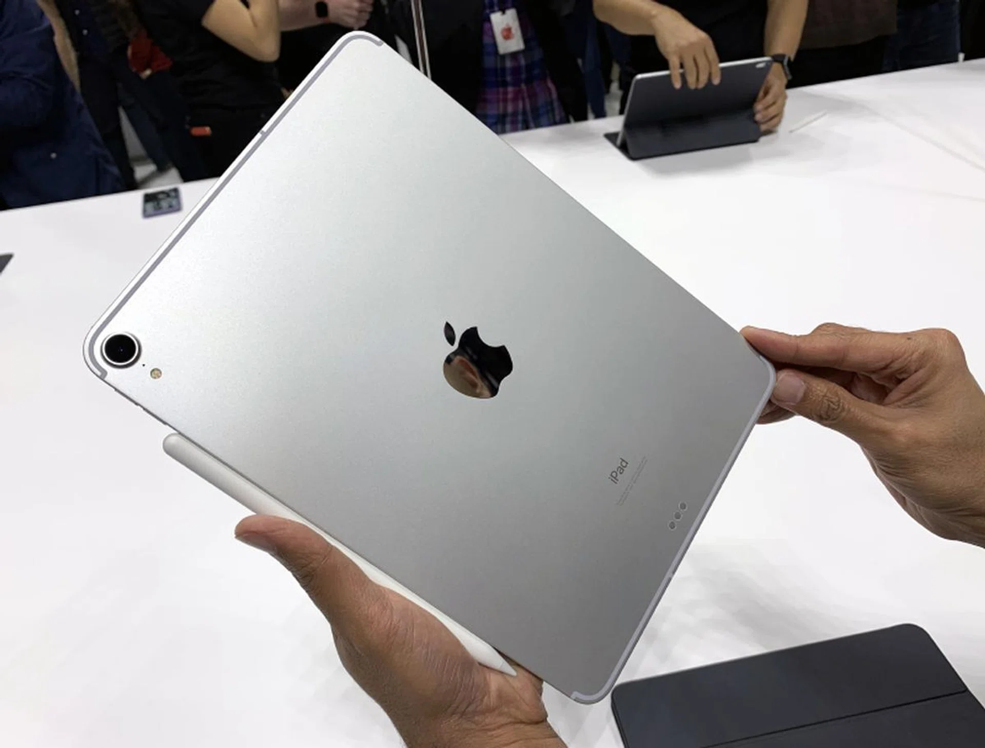 See the three dots at the bottom? That's the new Smart Connector.