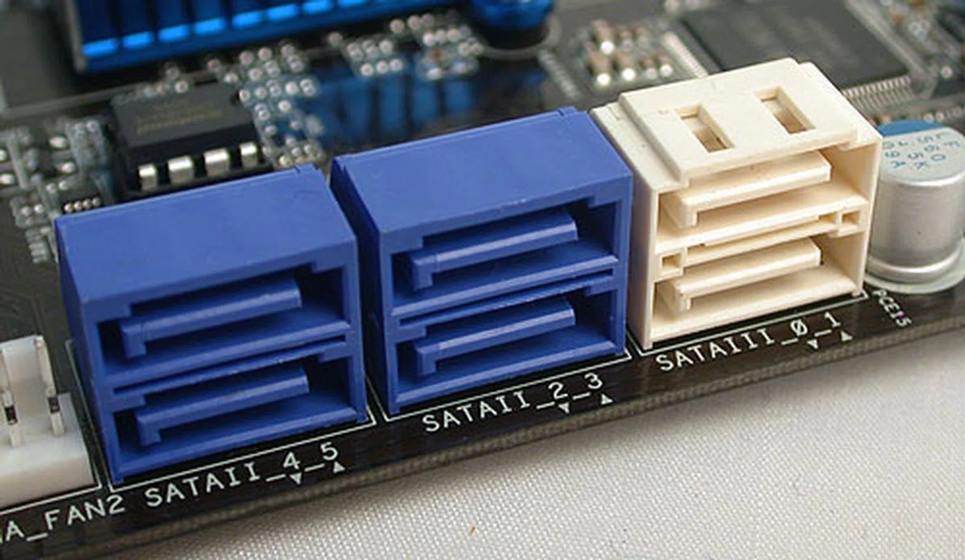 The P67 chipset comes with four SATA 3Gbps ports and two SATA 6Gbps and the ASRock P67 Transformer does this by the book. 