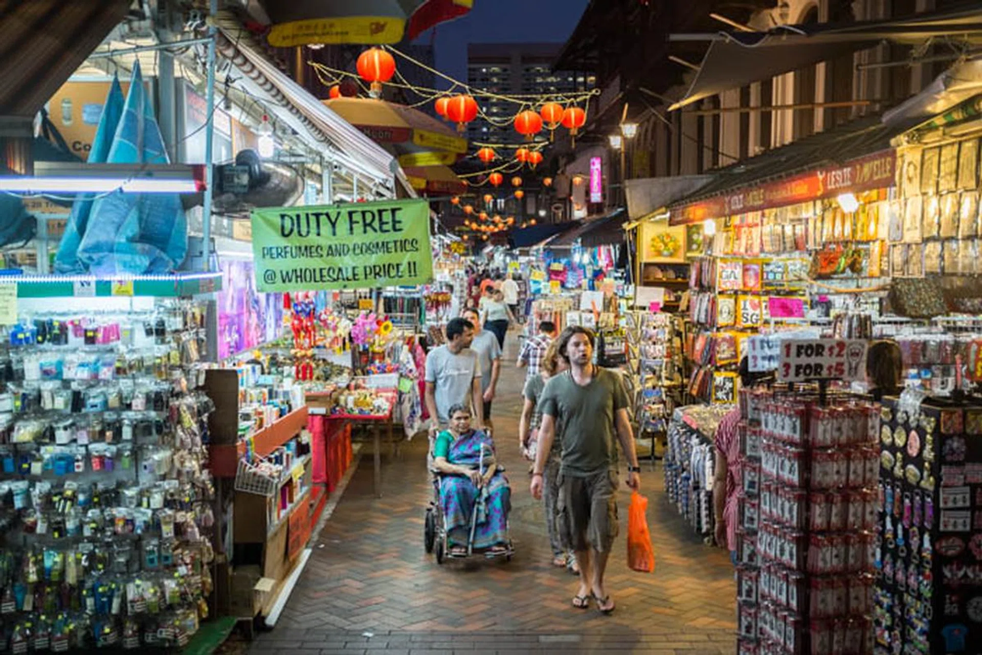 f/2 at 35mm, 1/80 sec, ISO 800.