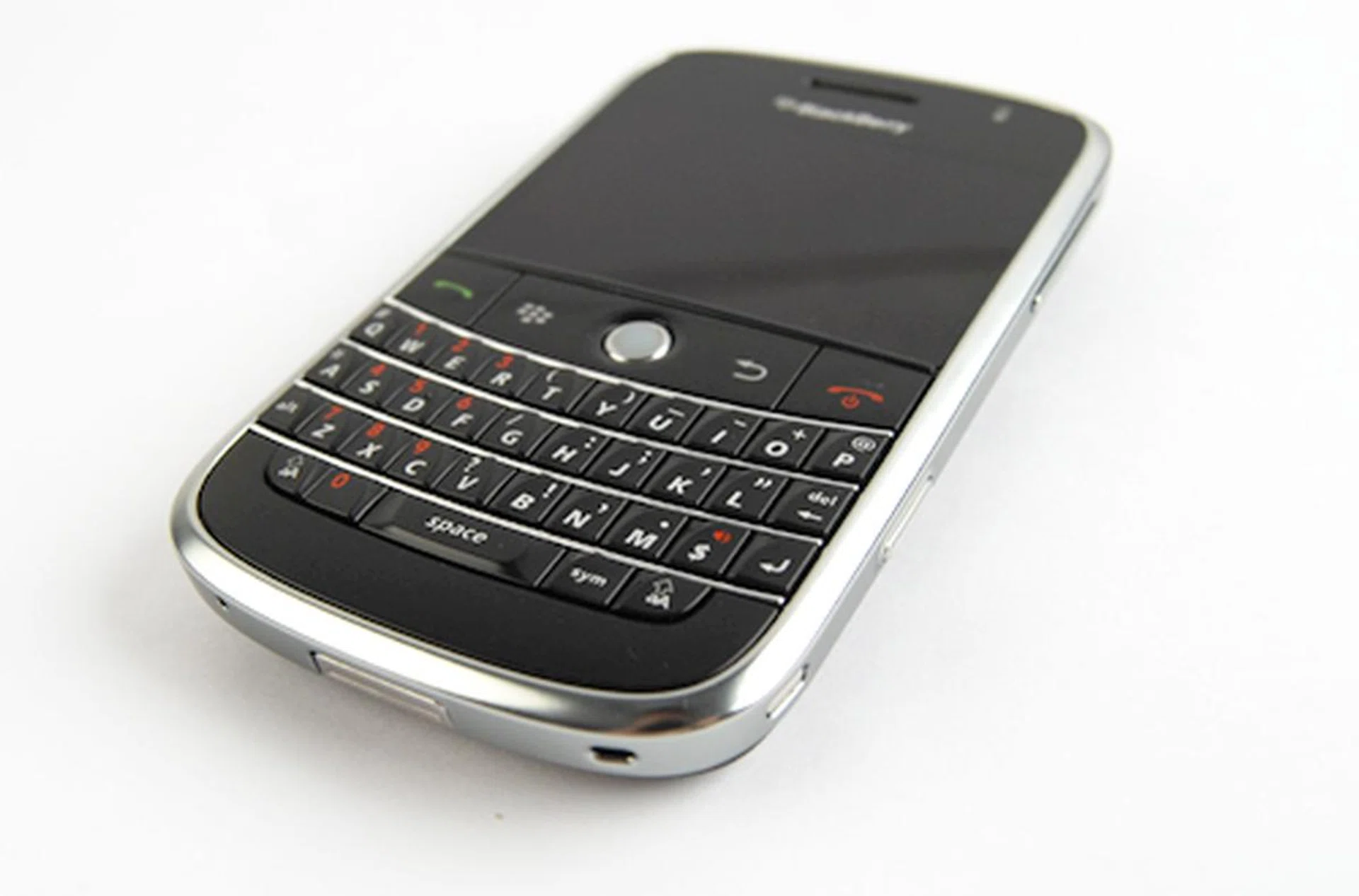 As mentioned, the Bold comes with two primary colors, predominantly black with a silver chrome border running along the edges.