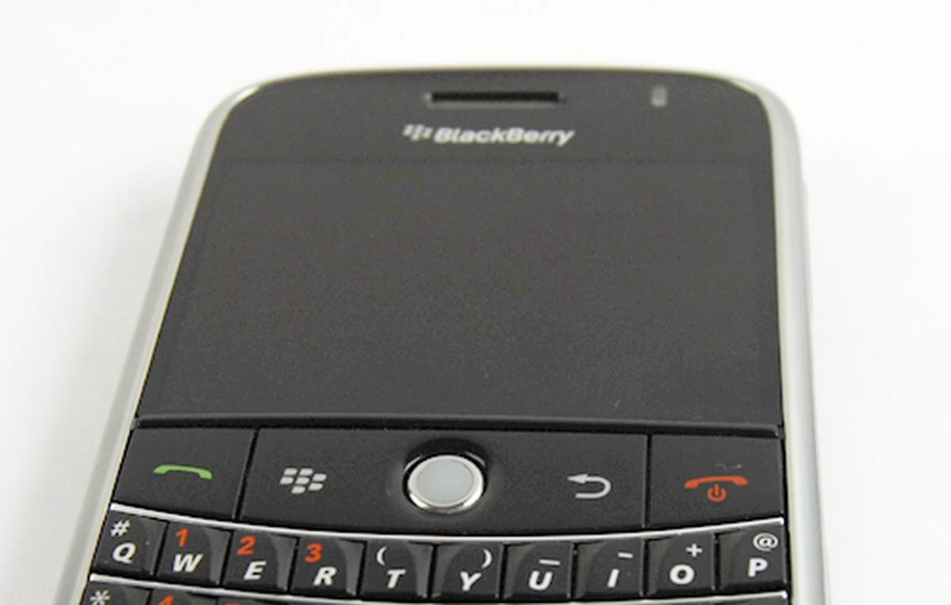 The Bold comes with a half VGA screen at resolutions of 480 x 320, and measures at approximately 2.6-inches. Though it won't have the luster of what the HTC Touch Diamond or HTC Touch Pro provides with its VGA screen, we were still duly impressed with the brightness and details to attention for the Bold's screen.