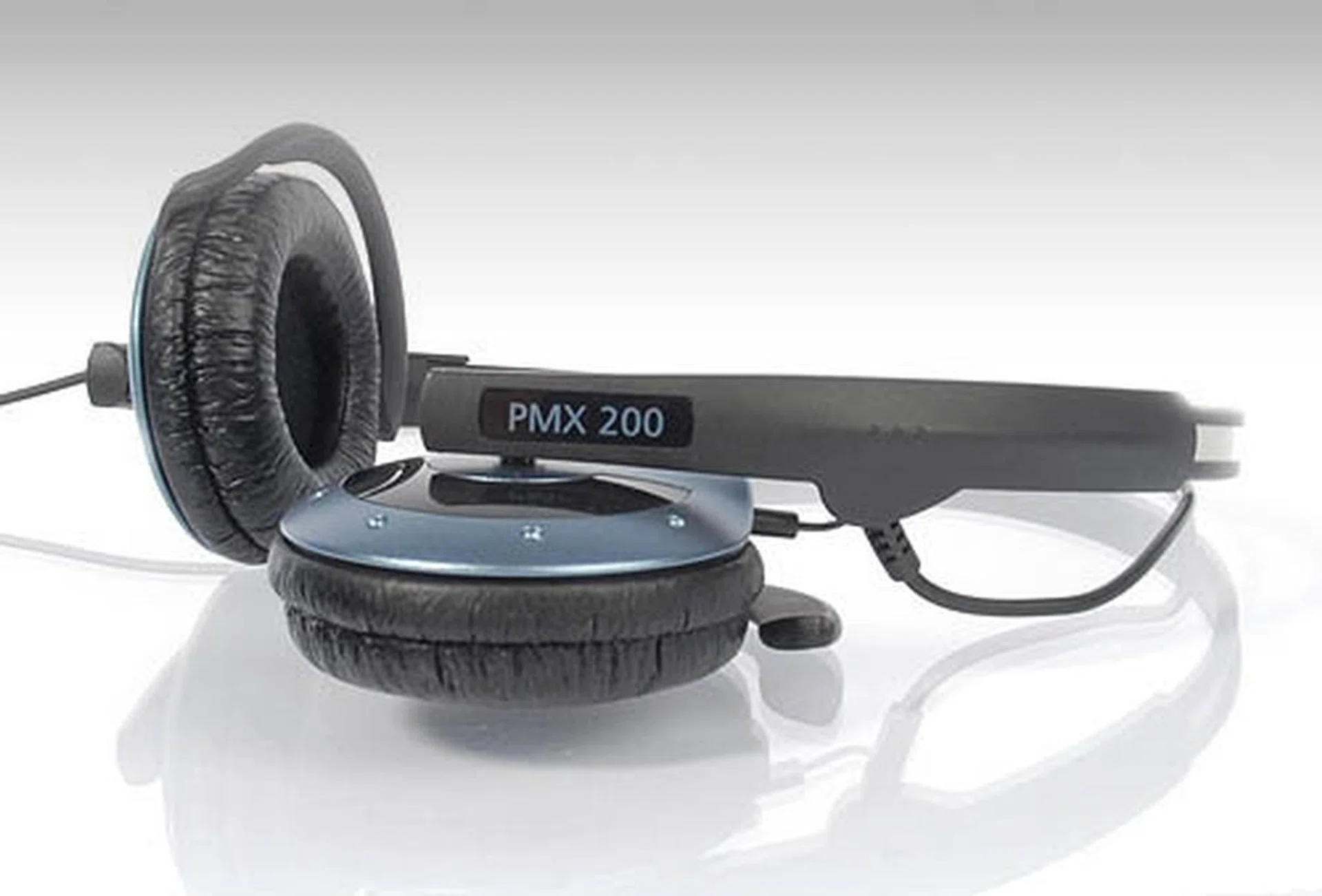 The PMX 200 comes with nice ear cushions and they rest very comfortably on your ears too.