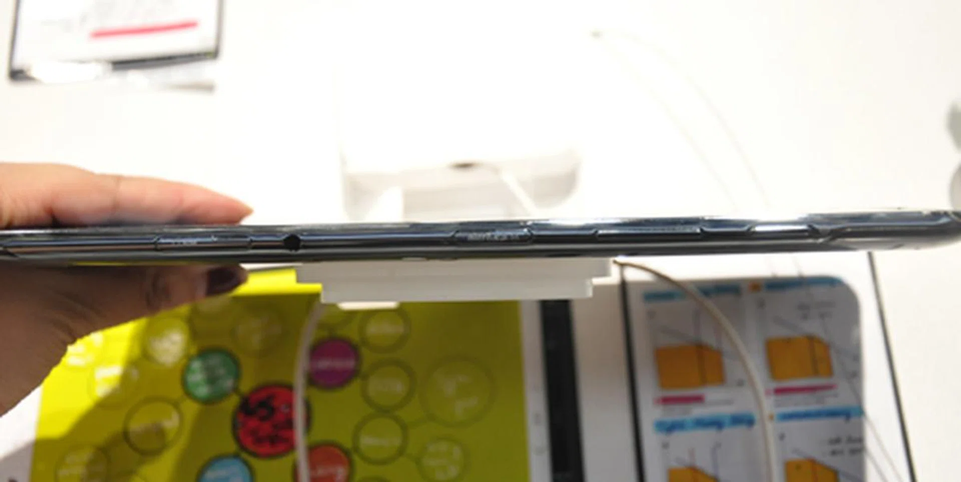 The device is extremely thin at 8.9mm and is slightly slimmer than the Galaxy Tab 10.1 (9.7mm).