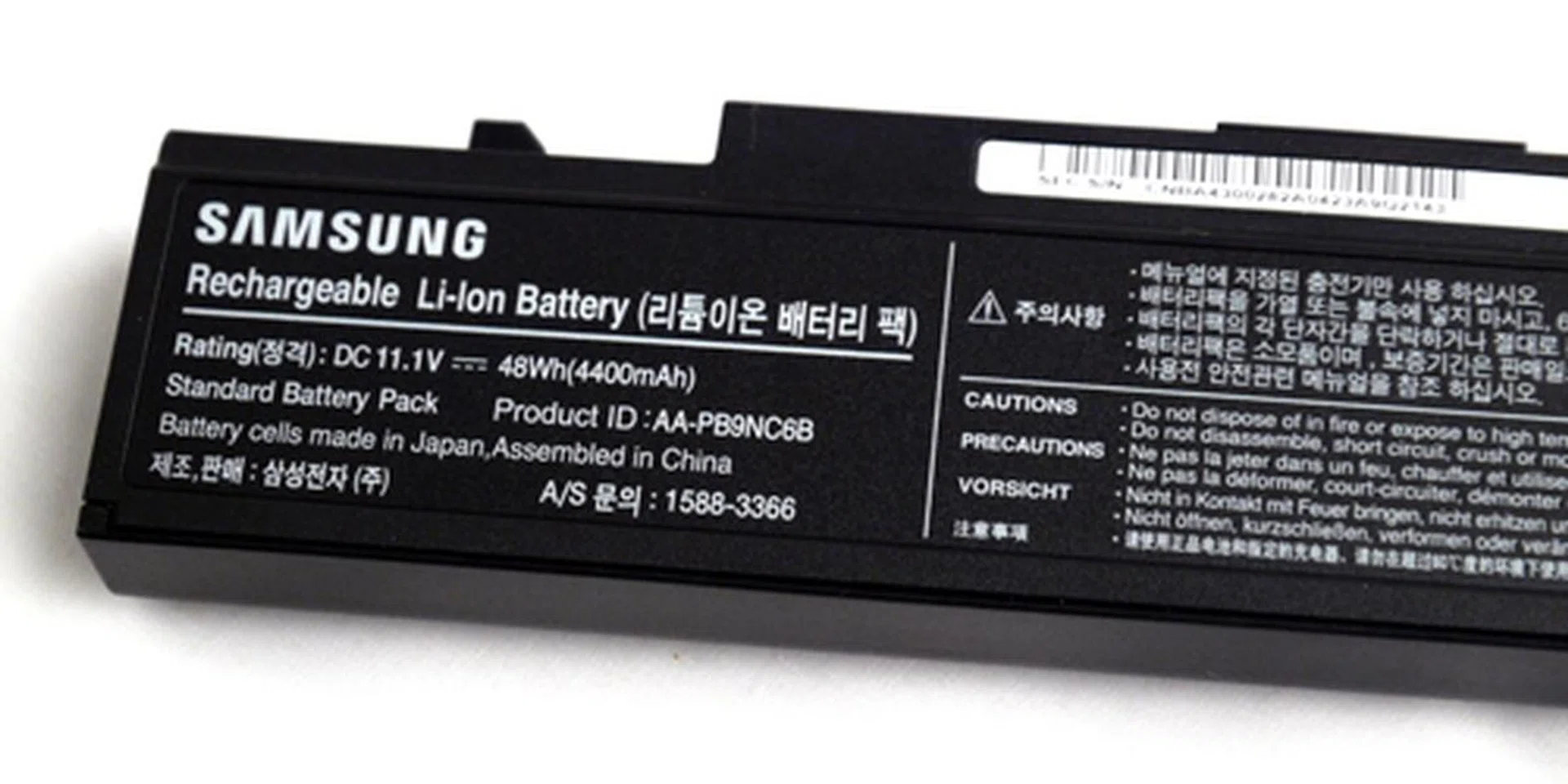 Samsung's battery is one of the mildest (can we say weakest?) of the trio. The 6-cell delivers 11.V and a relatively feeble watt-hour count of 48Whr.