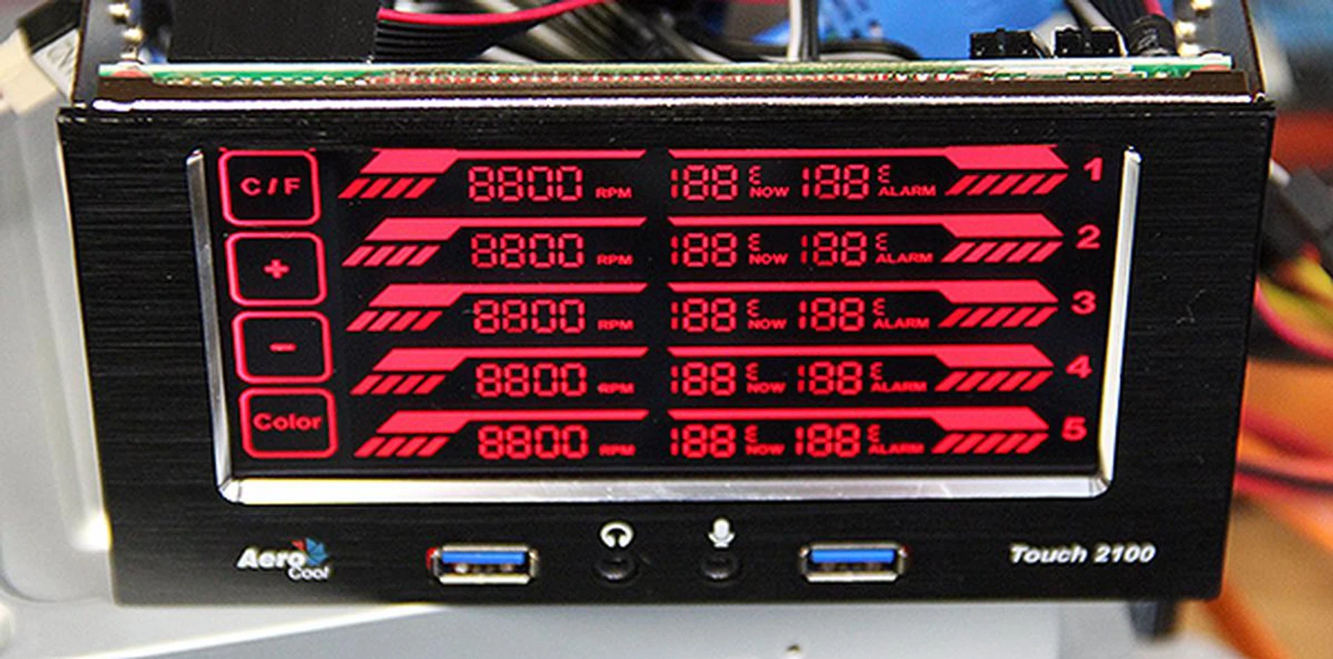 Help! My fans are spinning at 8800rpm! As you can see, the viewing angles of the LCD is pretty poor. At this angle, we could not make out a single thing. 