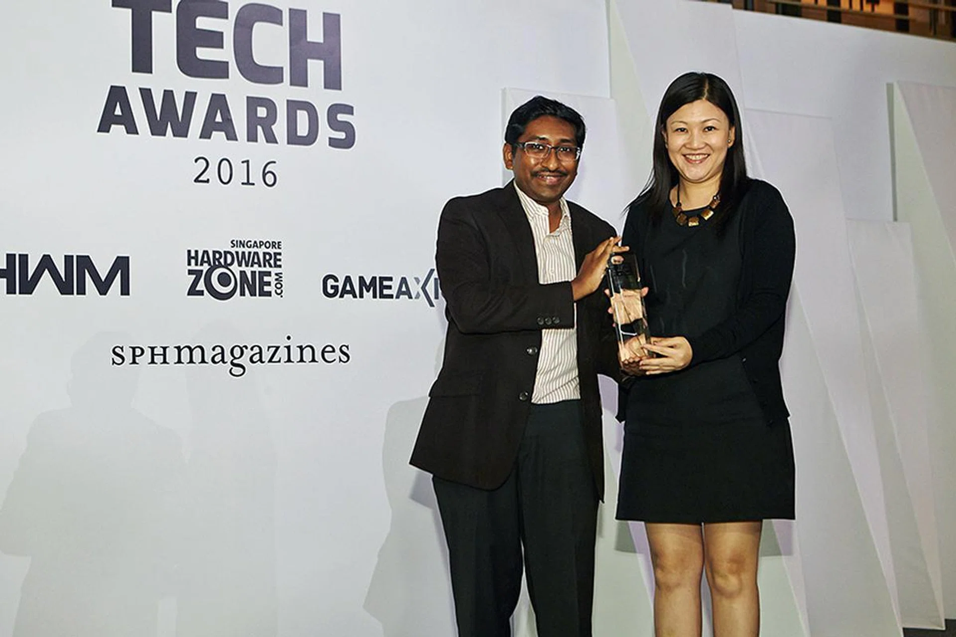 The HP Pavilion x2 is the winner of our Editor's Choice for Best Affordable 2-in-1 Detachable Notebook. Receiving the award here is Ms. Chan Wai Ling, HP's Marketing Manager.