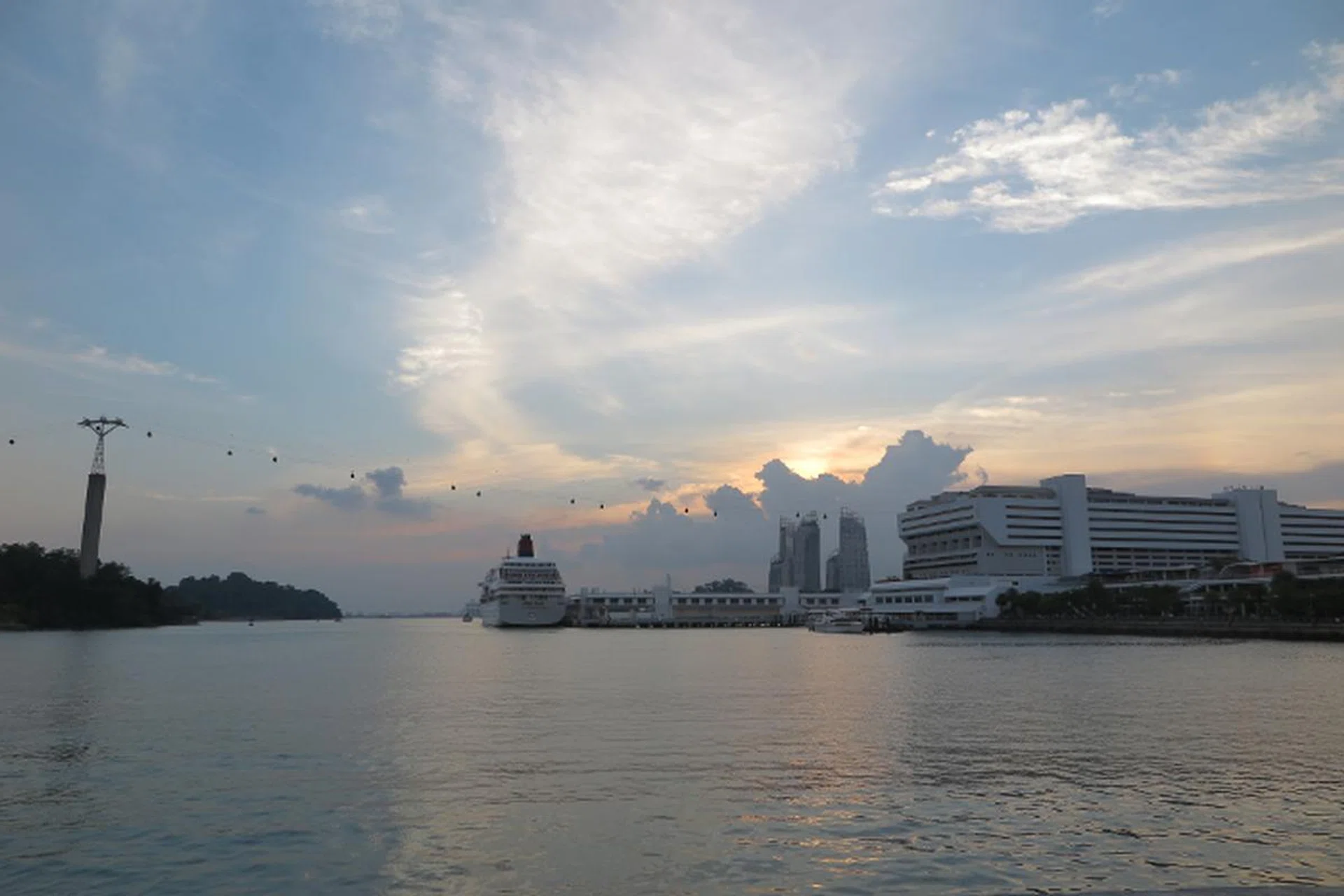 F5.6 at 24mm, 1/320sec, ISO100 