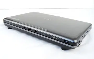 With the W500 locked in a closed position with the keyboard dock, it resembles a netbook. But once we tried to flip the screen up...