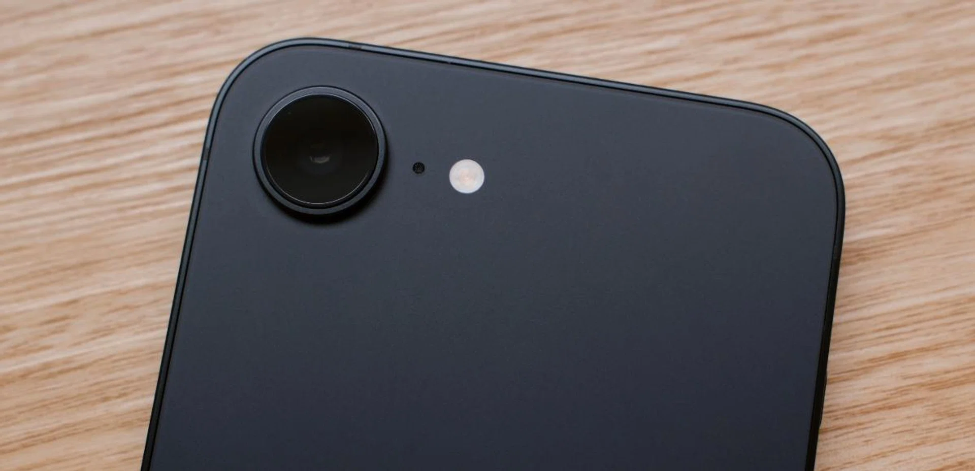 The iPhone 16E comes with a single 48MP wide camera. Photo: HWZ