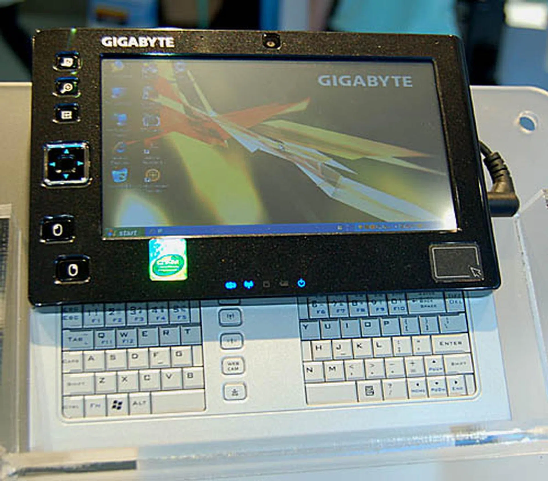  Gigabyte's version of the UMPC, the U60 uses a Via C7-M processor running at 1.0GHz. Petite as it looks, it weighs only 740g with a 2-cell battery and a 6.5-inch display.  