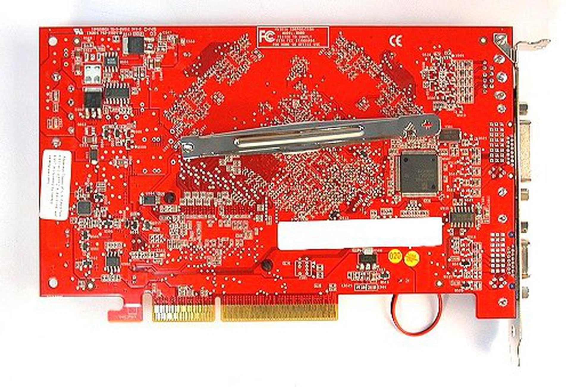 On the flip side of the card, all we found are the cooler's retention bracket and a rather large IC chip towards the faceplate of the card.