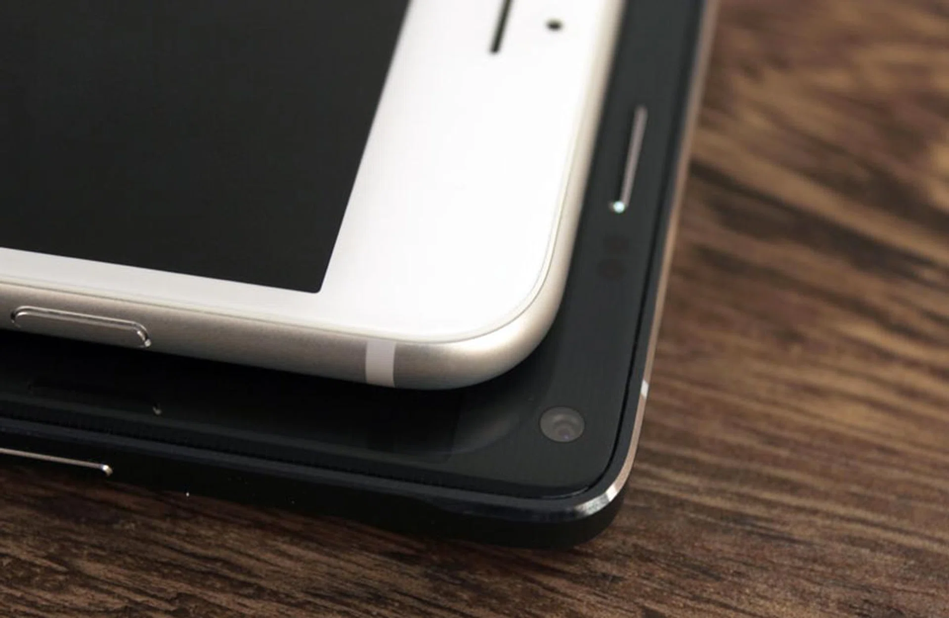 The fit and finish of the 6 Plus is much nicer than the Note 4 (look at the size of that screen gap!)