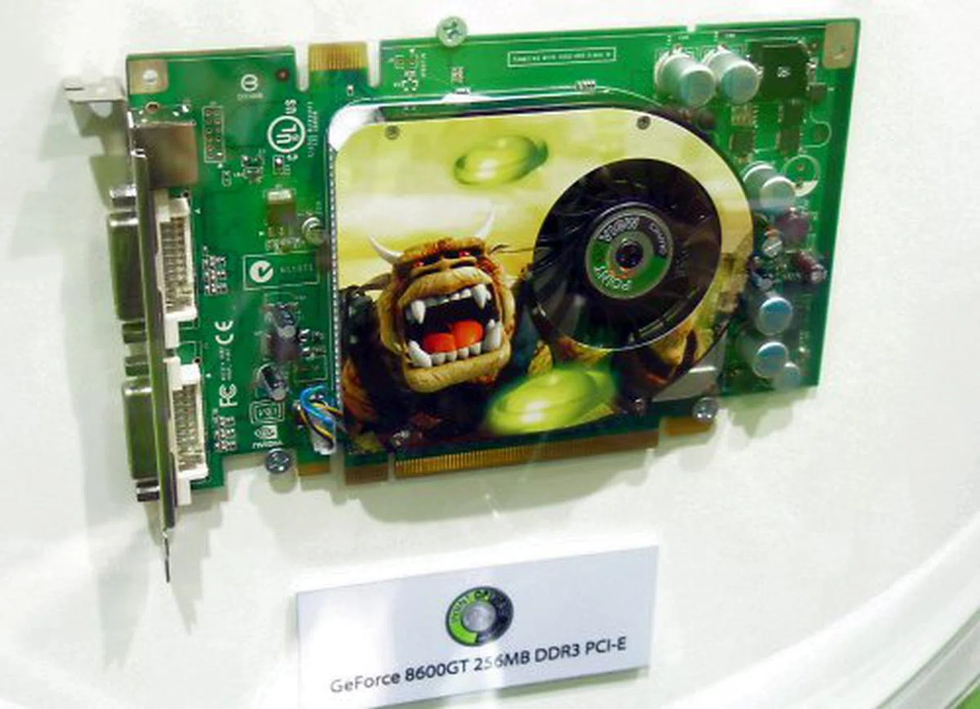  The GeForce 8600 GT on the other hand is a smaller card, though the decals look pretty similar at first sight.  