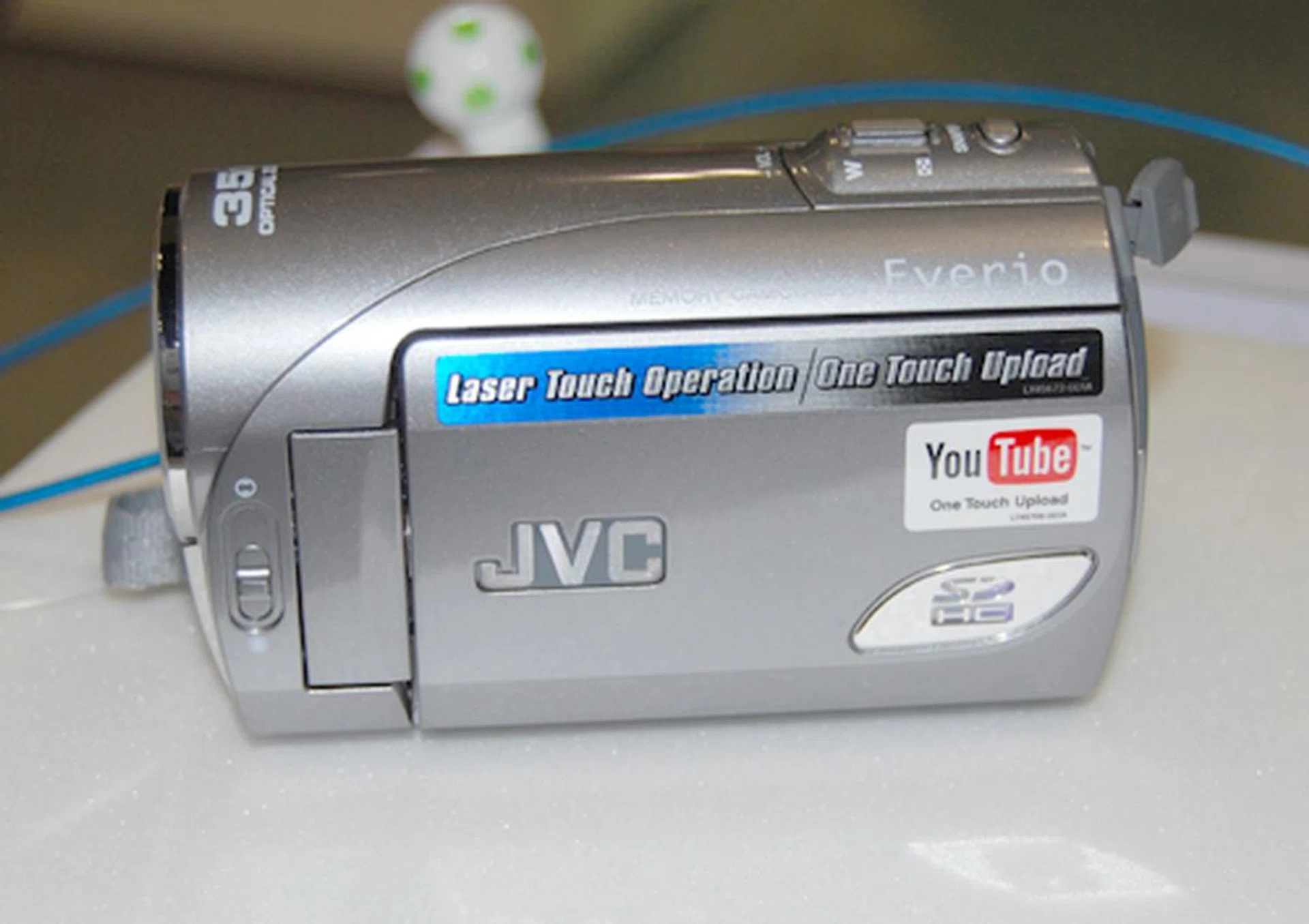  To make it much easier to share your videos, the JVC Everio GZ-MS100 comes with a one touch upload to YouTube, 35x optical zoom and is also bundled with free gifts that include an 8GB SD card, a camcorder bag and a video editing software, all for the price of S$599.  
