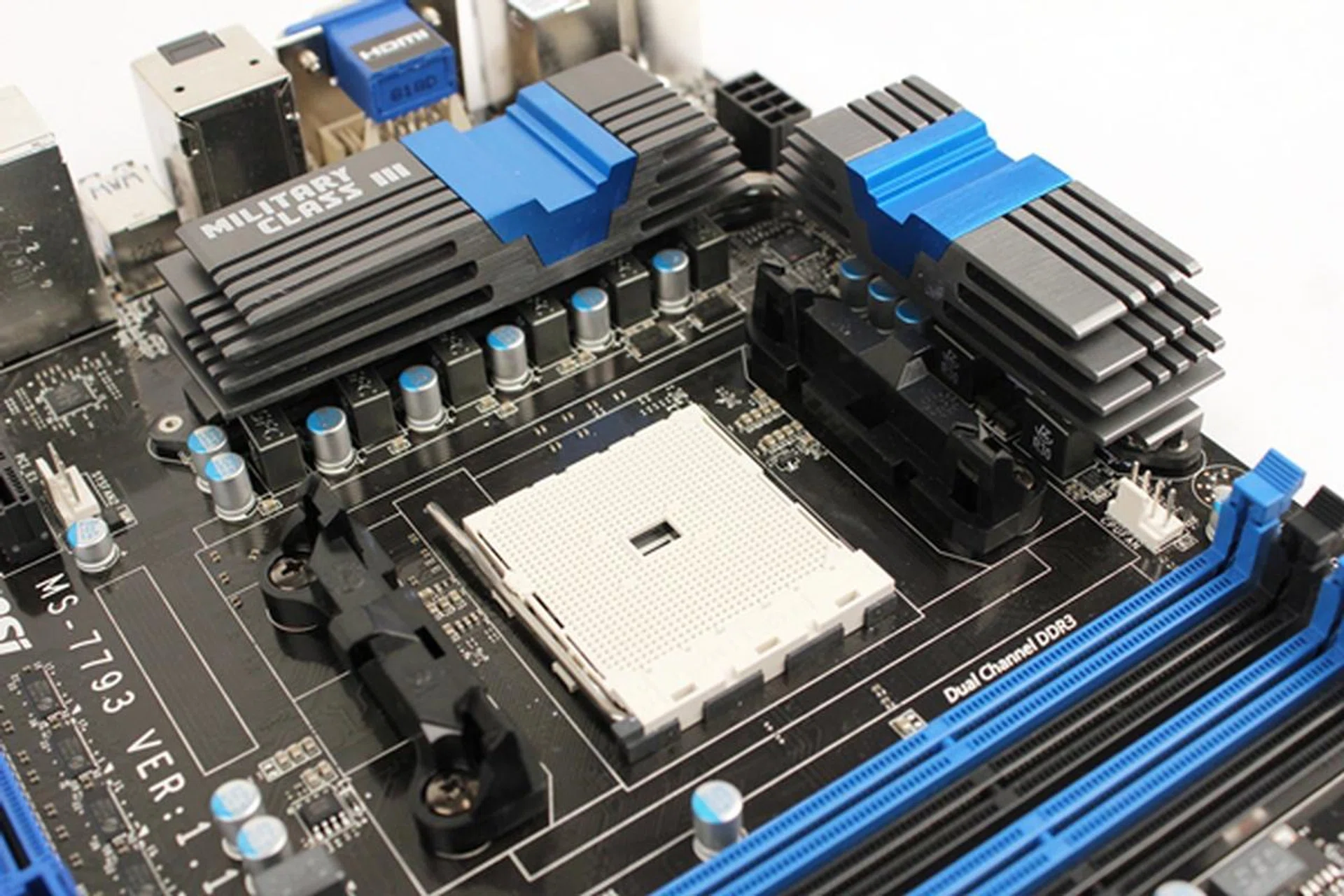 The VRM heatsinks are joined together by an 8mm thick heat-pipe which is dubbed SuperPipe. In front of the VRM heatsinks, we can see the super ferrite chokes (SFC) and solid capacitors of Military III Class branding.