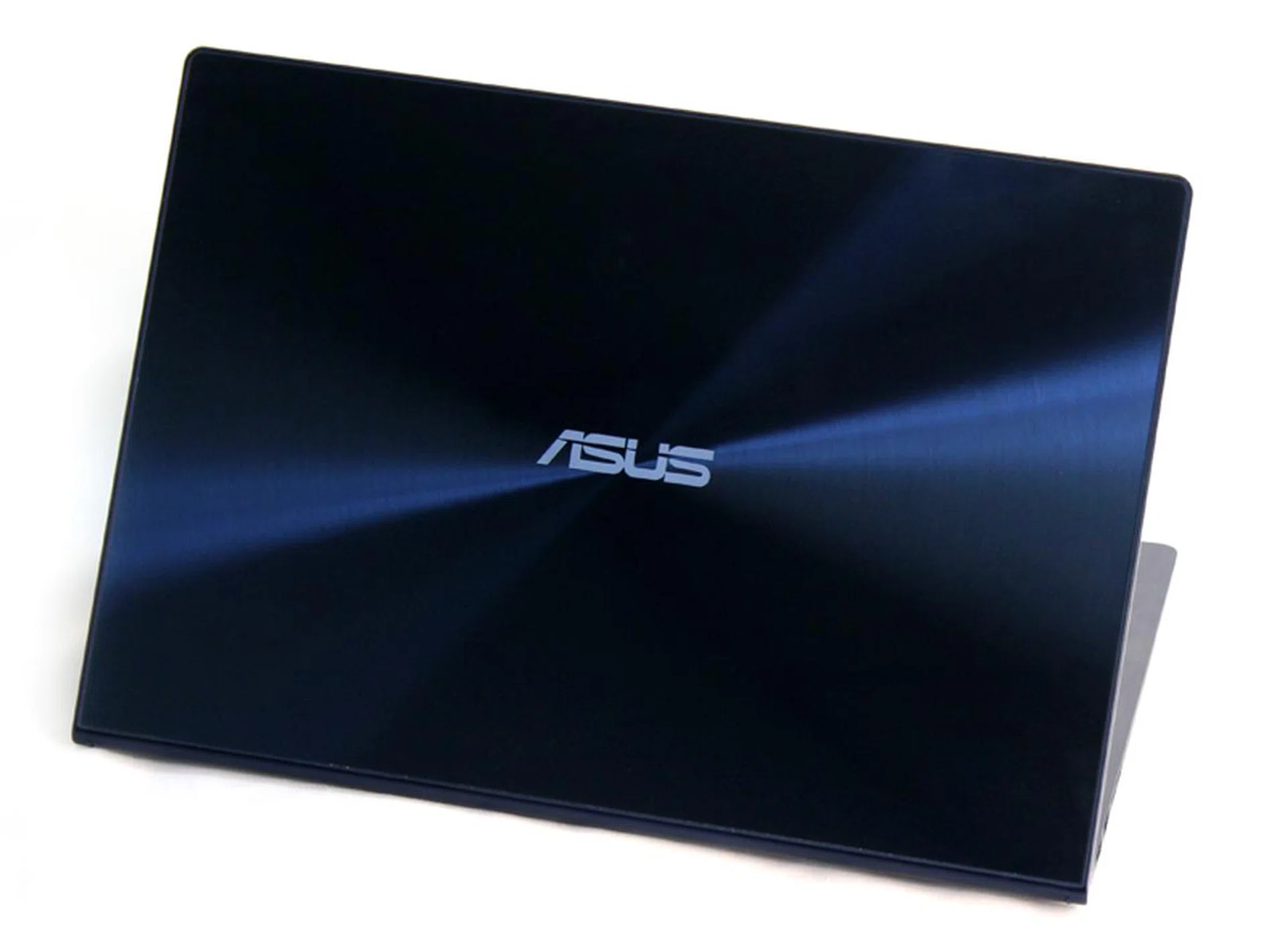 Zenbook's have always looked attractive, but the UX302 (along with the UX301) is the classiest to date, thanks to its dark metallic blue finish and Gorilla Glass 3 protected lid.