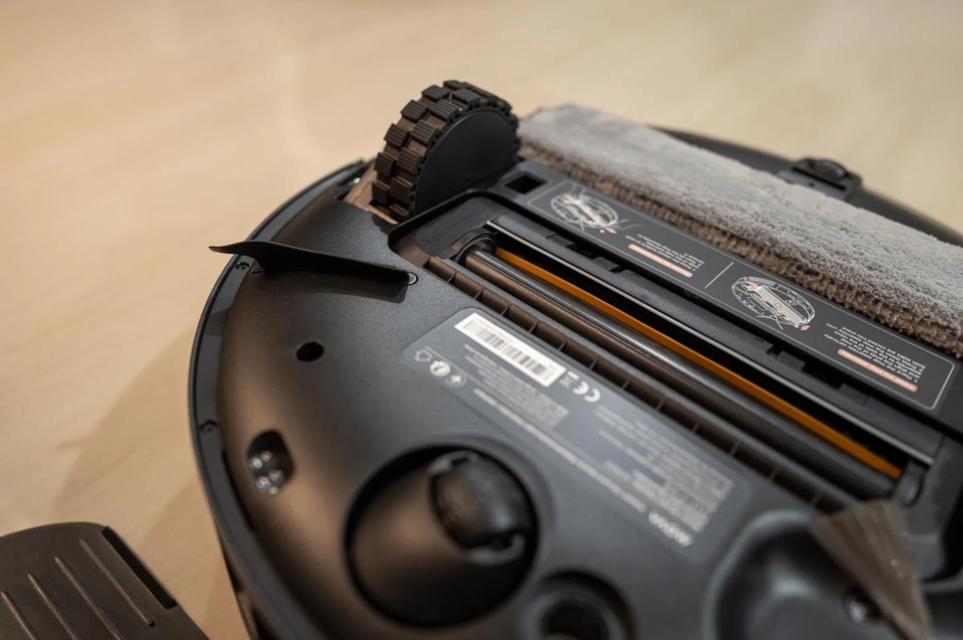 The robot has a rubber "shovel" that directs dirt and dust to the rollers. Photo: HWZ