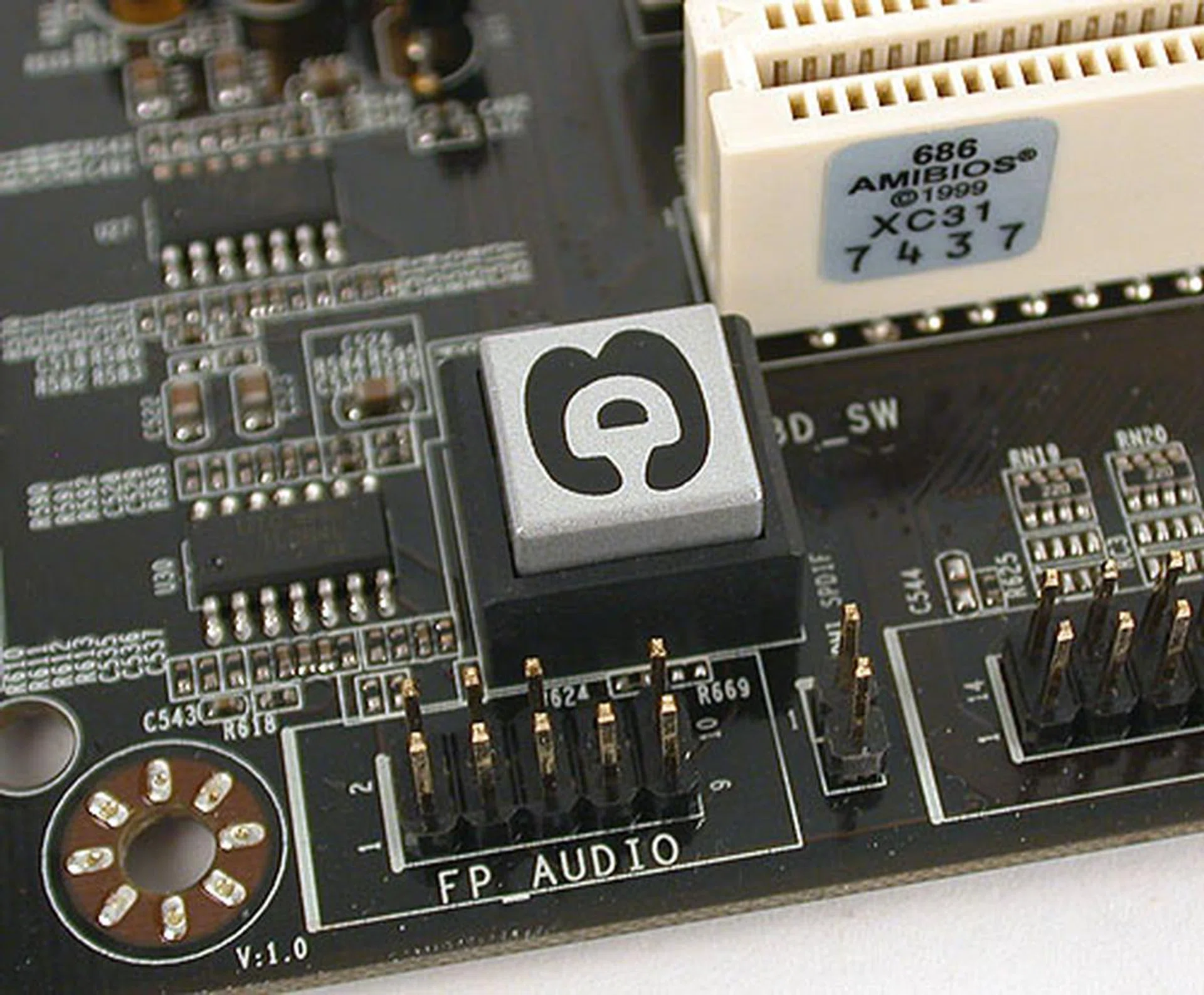 According to Jetway, pressing this 3D Audio button will enable hardware based audio effects like an enhanced bass effect. 