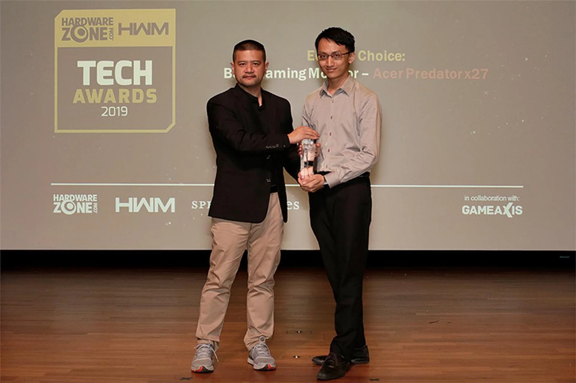 The Editor's Choice for Best Gaming Monitor goes to the Acer Predator x27. Accepting the award here is Mr. Er Jun Liang from Acer.