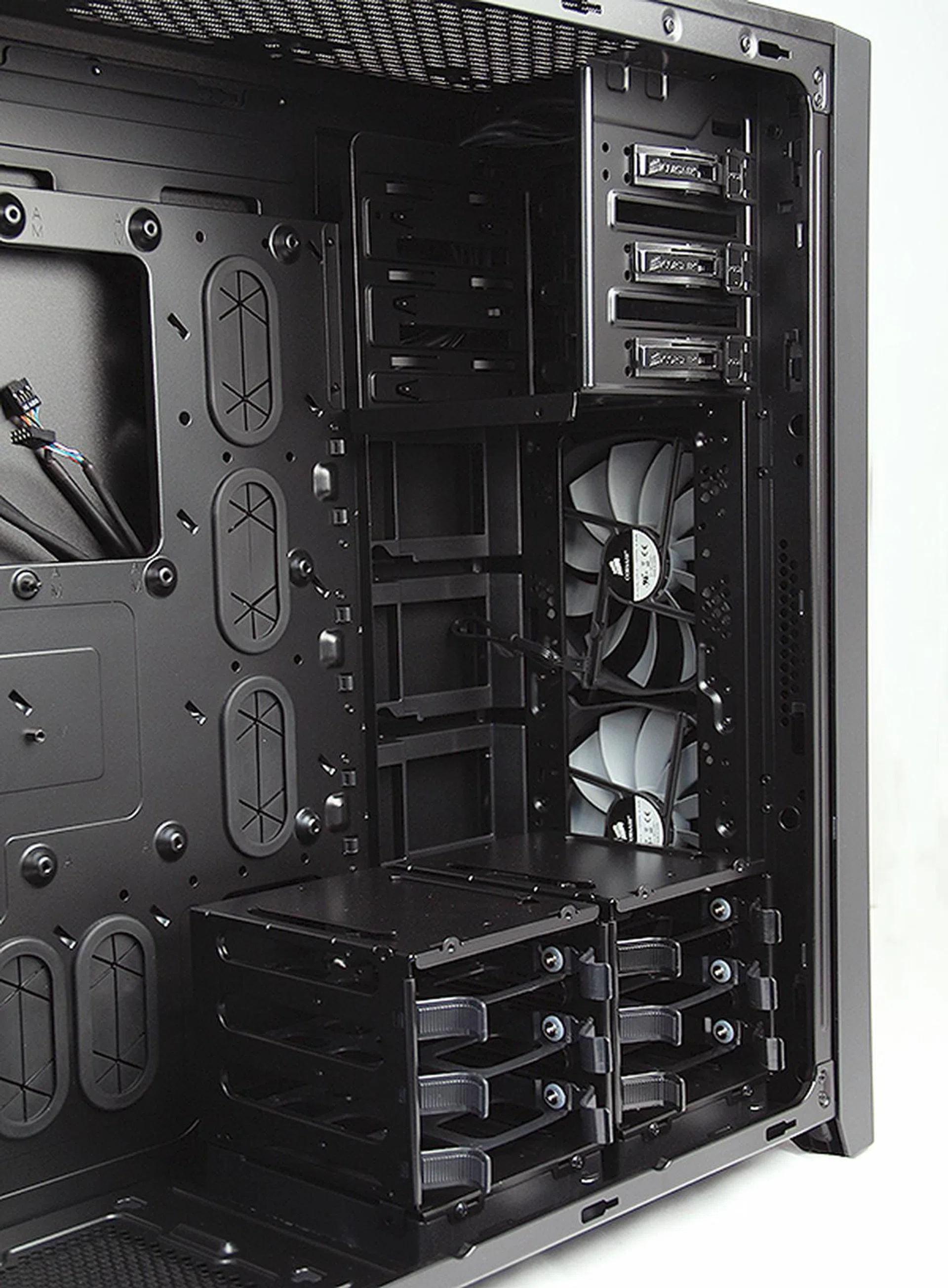 Installing optical drives and hard disk drives are a tool-free process. The HDD cages are also removable and configurable in their positions.