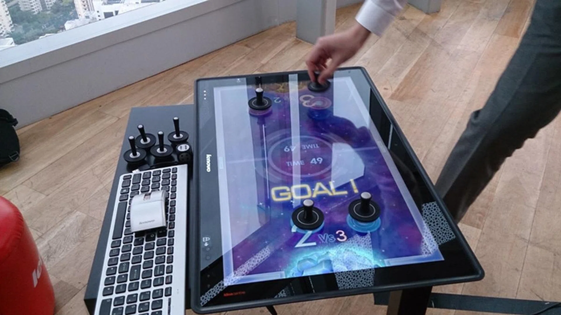 The Horizon comes with some very interesting capacitive touch gaming peripherals like strikers, joysticks and dice. 