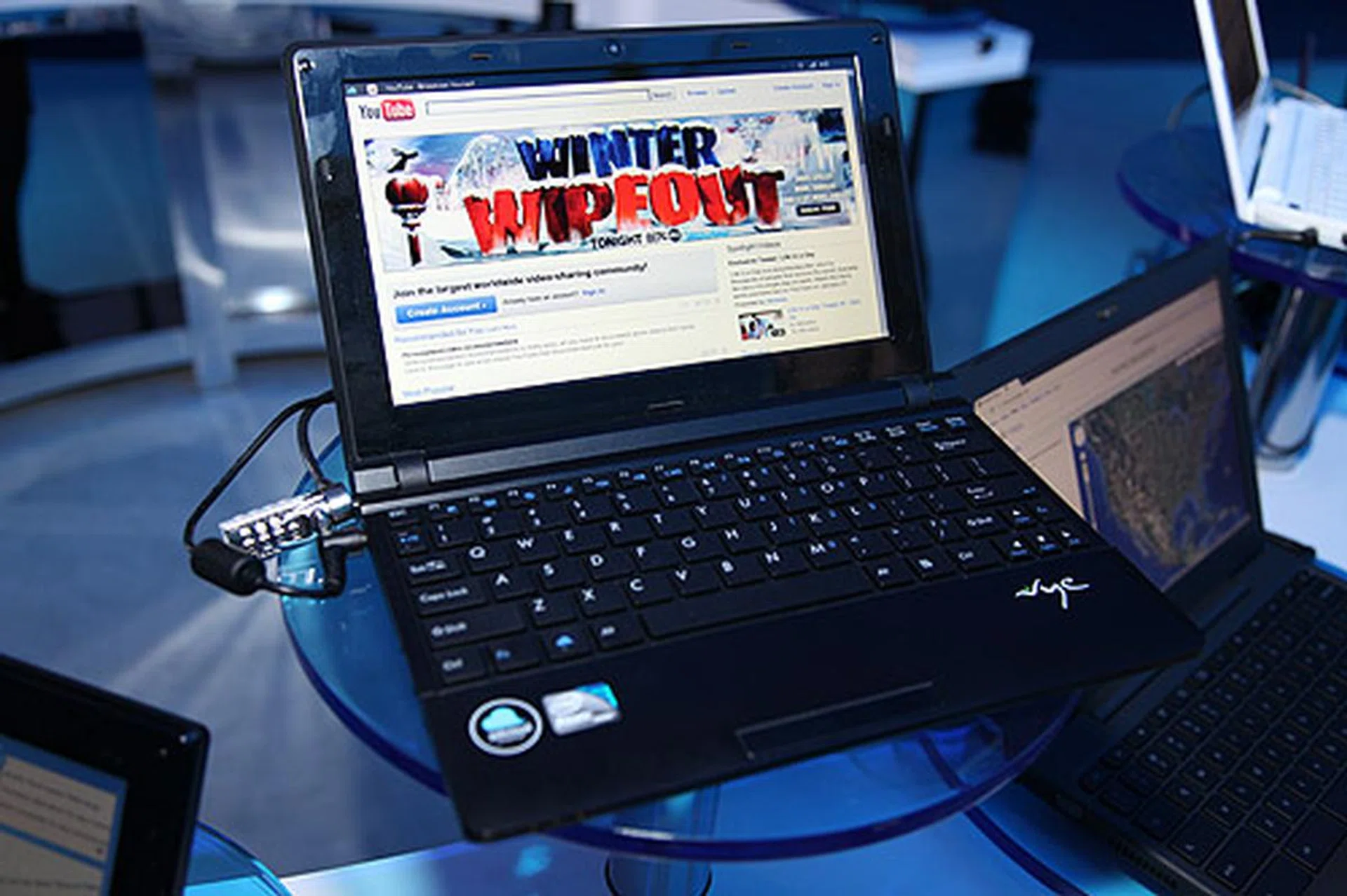 Besides Google's Chromium OS, Intel also demonstrated netbooks running Jolicloud.