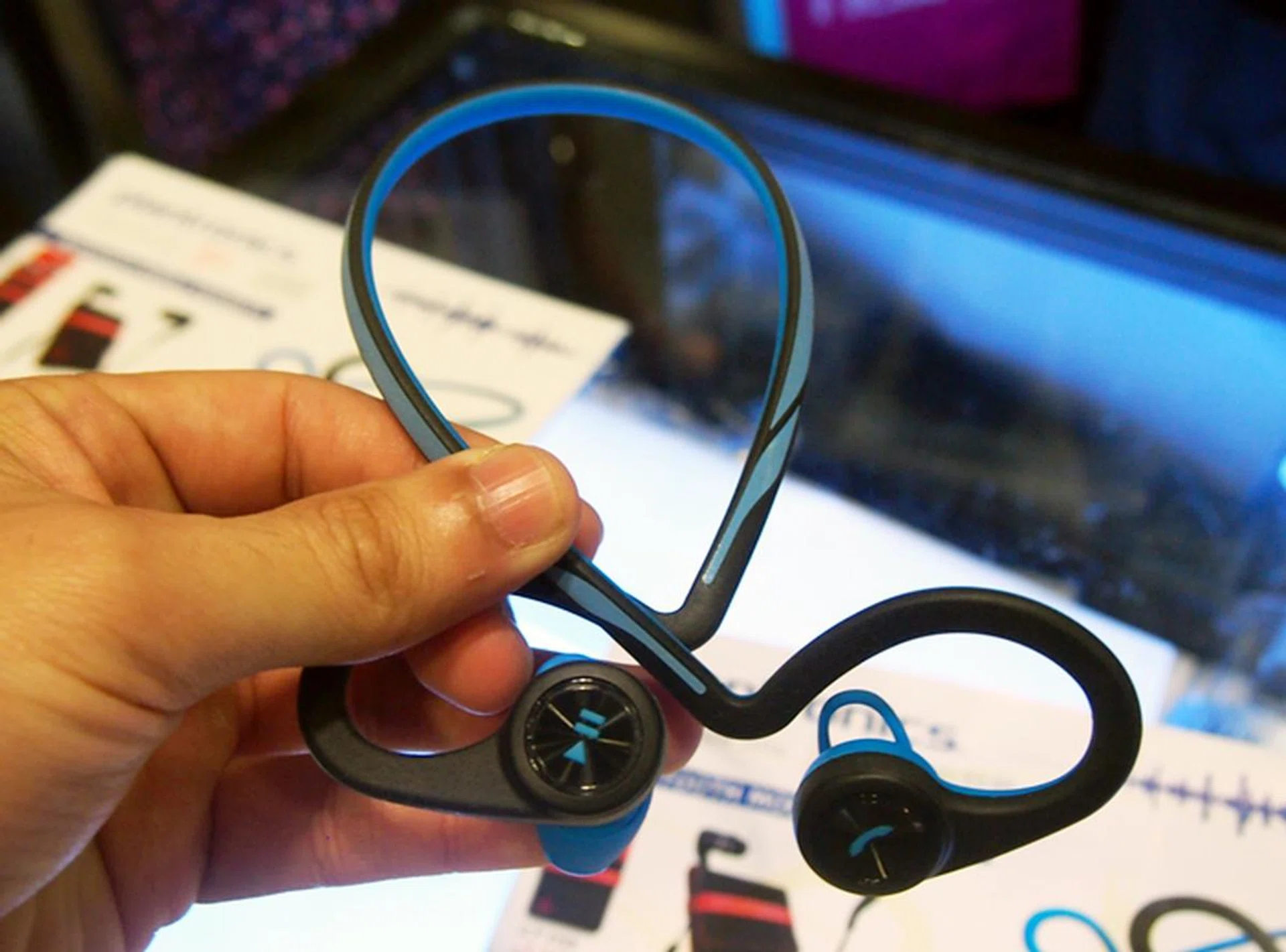 The Plantronics Backbeat Fit is the perfect workout companion as it has a flexible design that fits comfortably and stays put for all levels of exercises. It is also protected against sweat and moisture. It is selling at $199 (U.P $219). Free gifts include an iWalk 2,600mAh portable charger for USB devices worth $49.