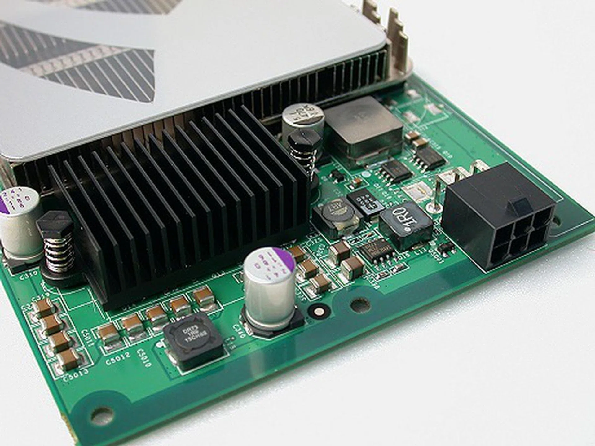 Power transistors were bunched together and slapped with a heatsink to cool them collectively. The blower fan's airflow passes over this heatsink and that facilitates cooling further. Note the 6-pin PCI Express power connector requirement.