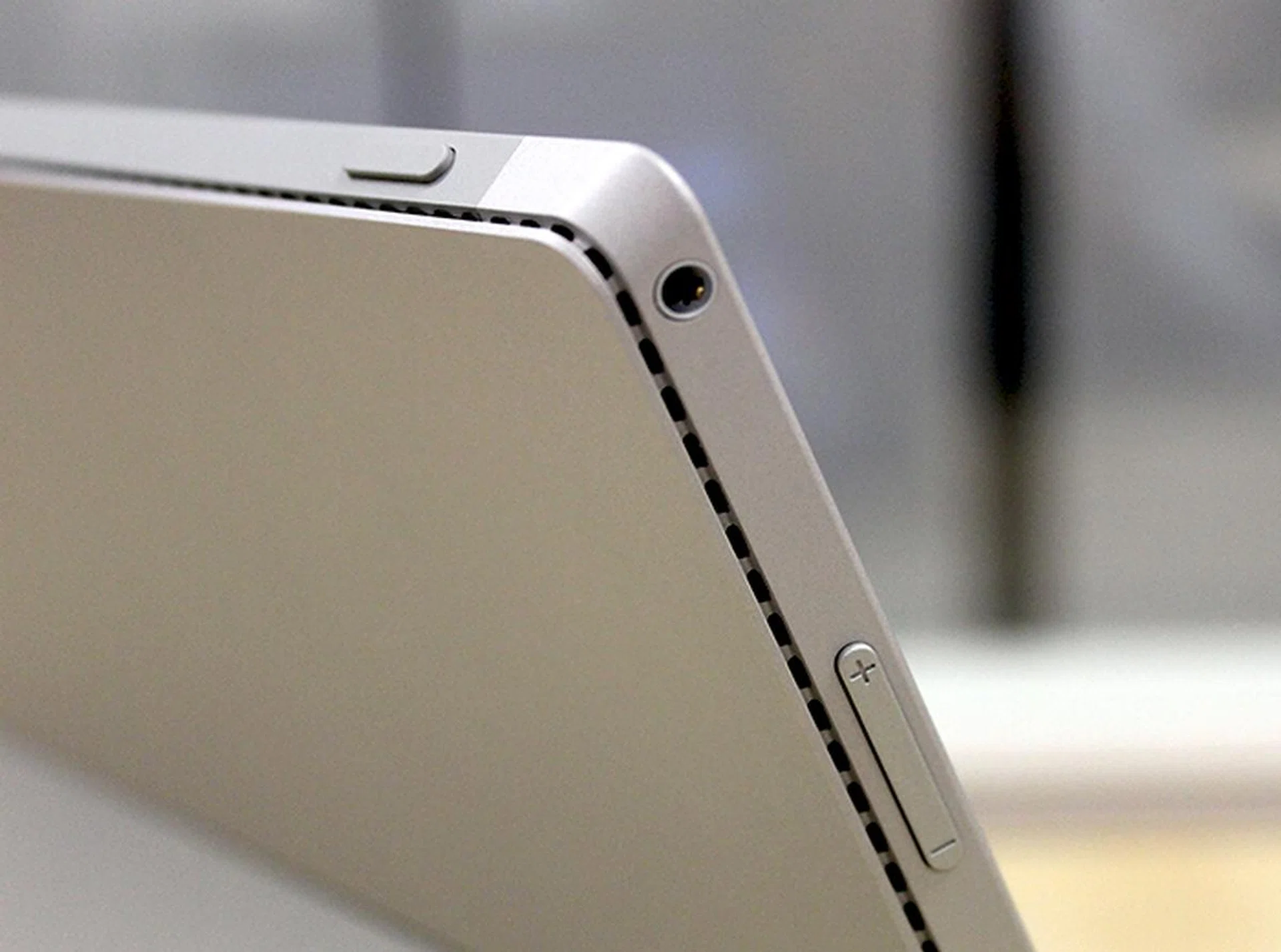 On the opposite side, users will find a headphones jack, volume control buttons and the power button.