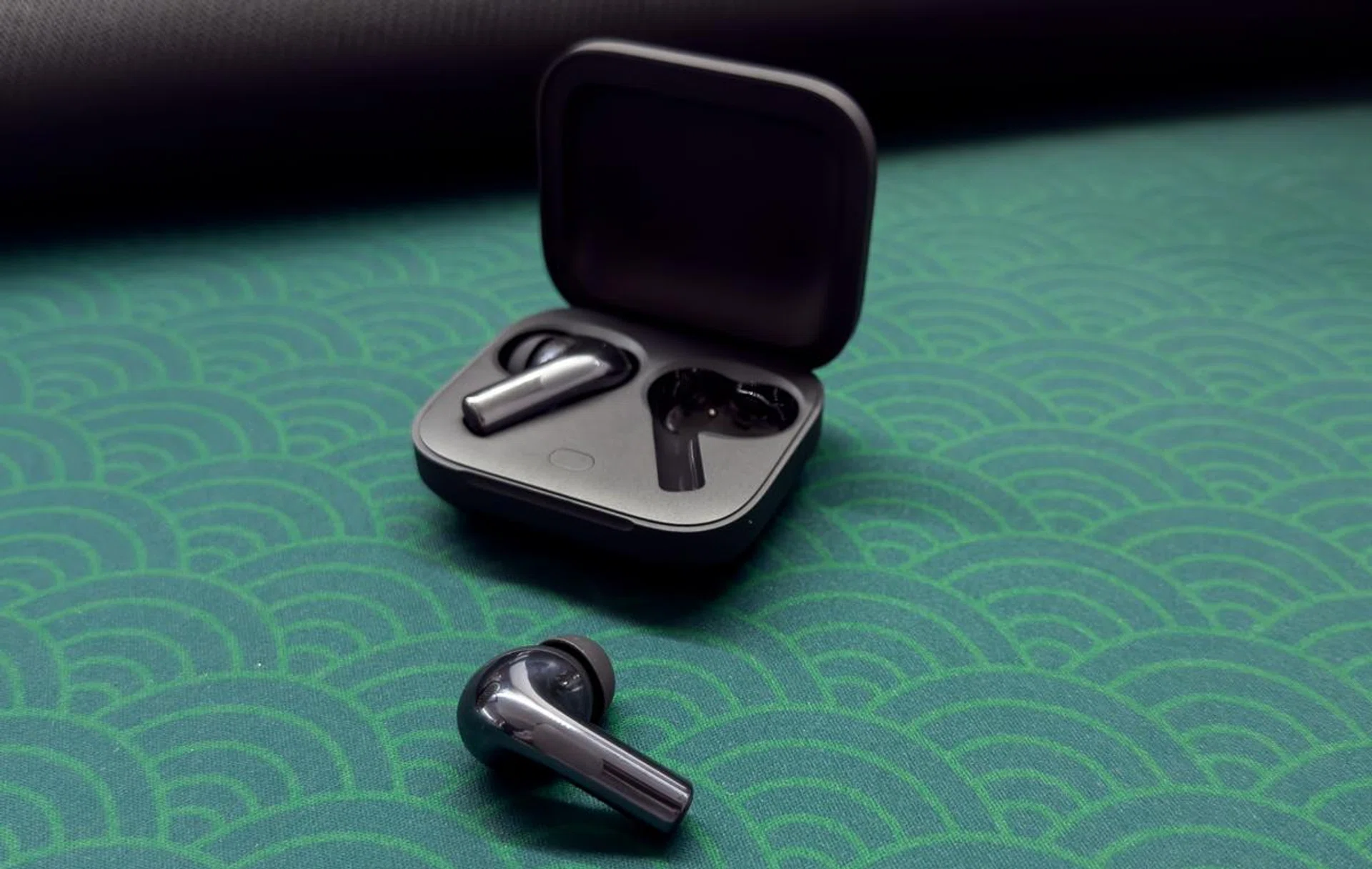 The matte touch control area is convenient. Photo: HWZ.