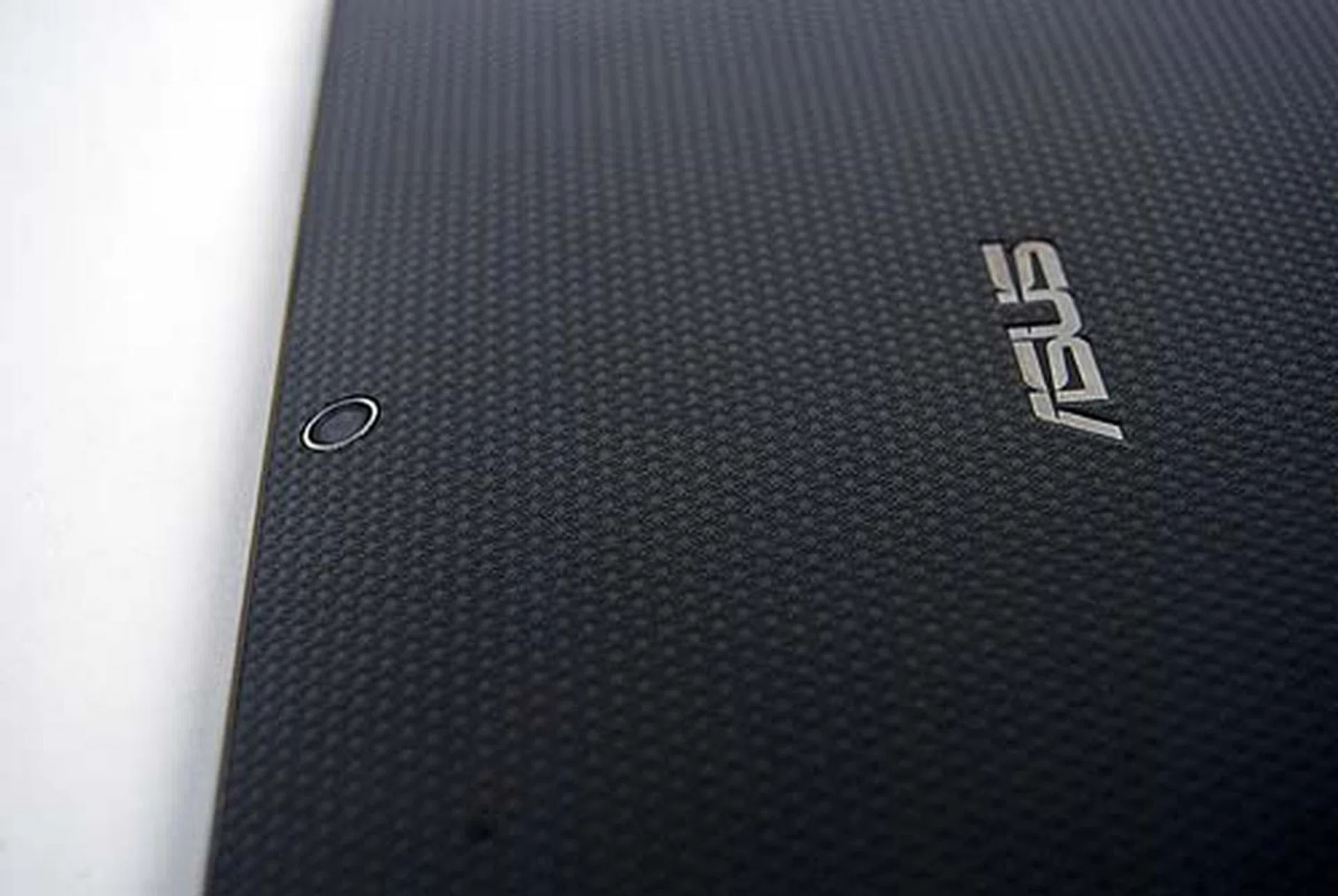 The textured back makes it easy to grip the tablet. No worries about it accidentally slipping from your sweaty, greasy hands.