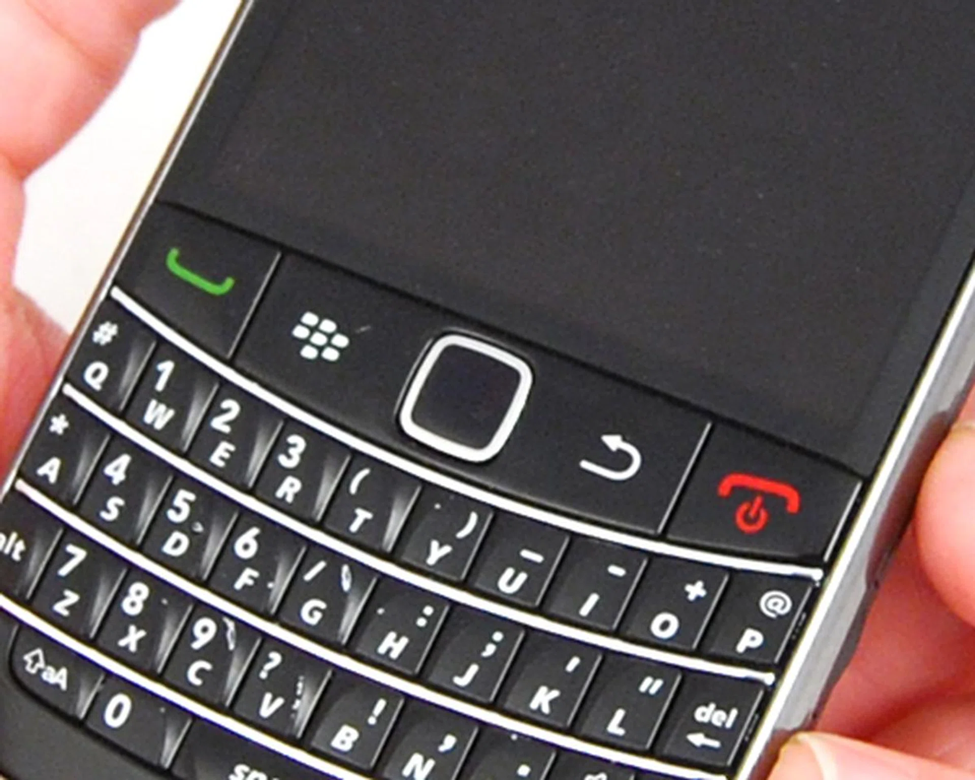 As said, we prefer the trackball over the trackpad. But prolonged usage could prove the trackpad to have better reliability of the two.