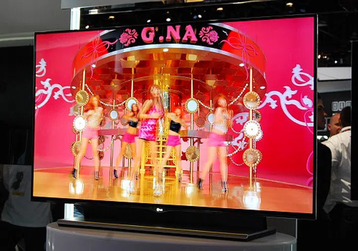 Here's the same TV with 3D activated and using a desktop pedestal instead. Colors are vivid and brilliant.