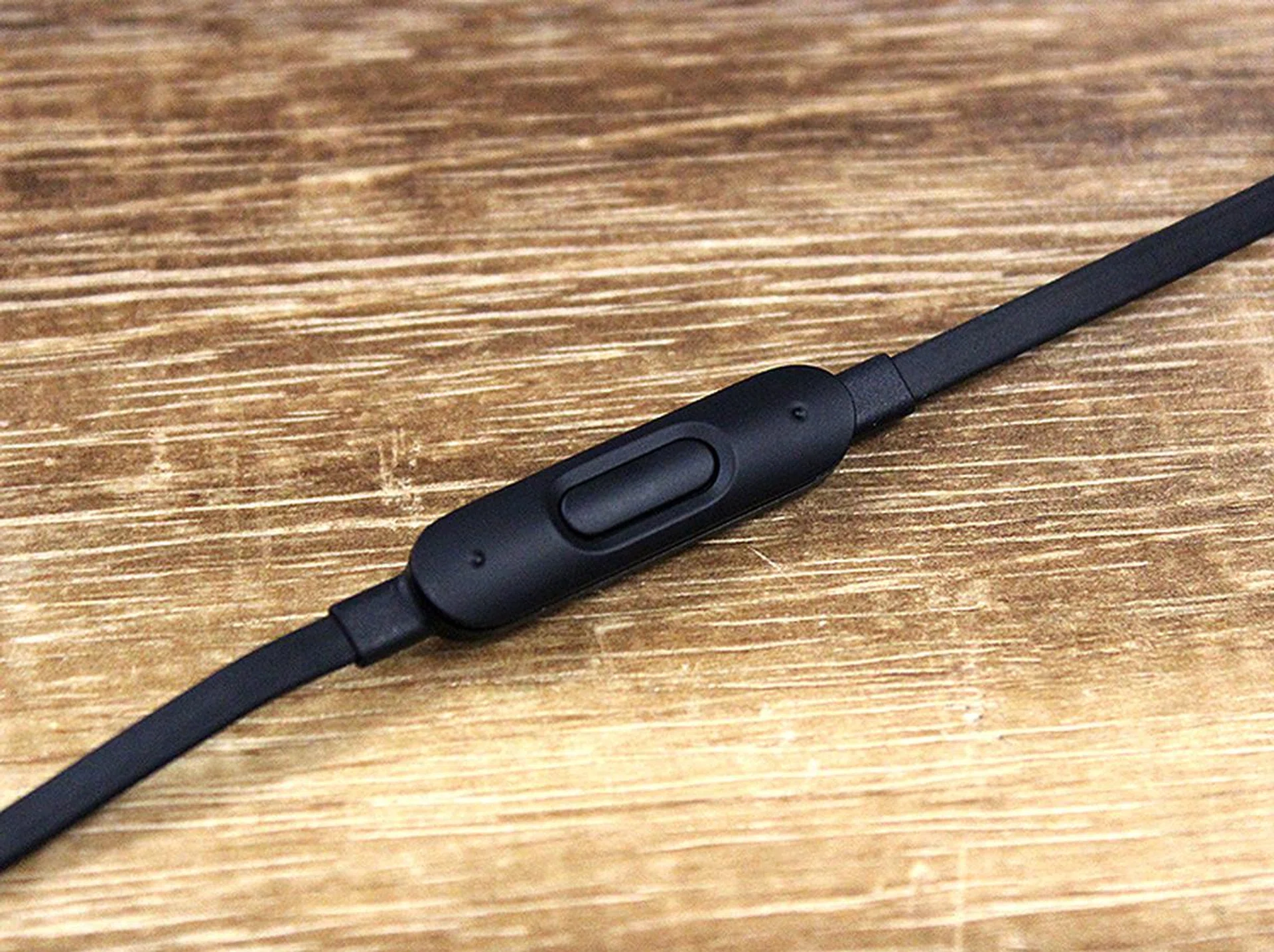 The inline remote makes it easy to control music playback, volume, and activate Siri.