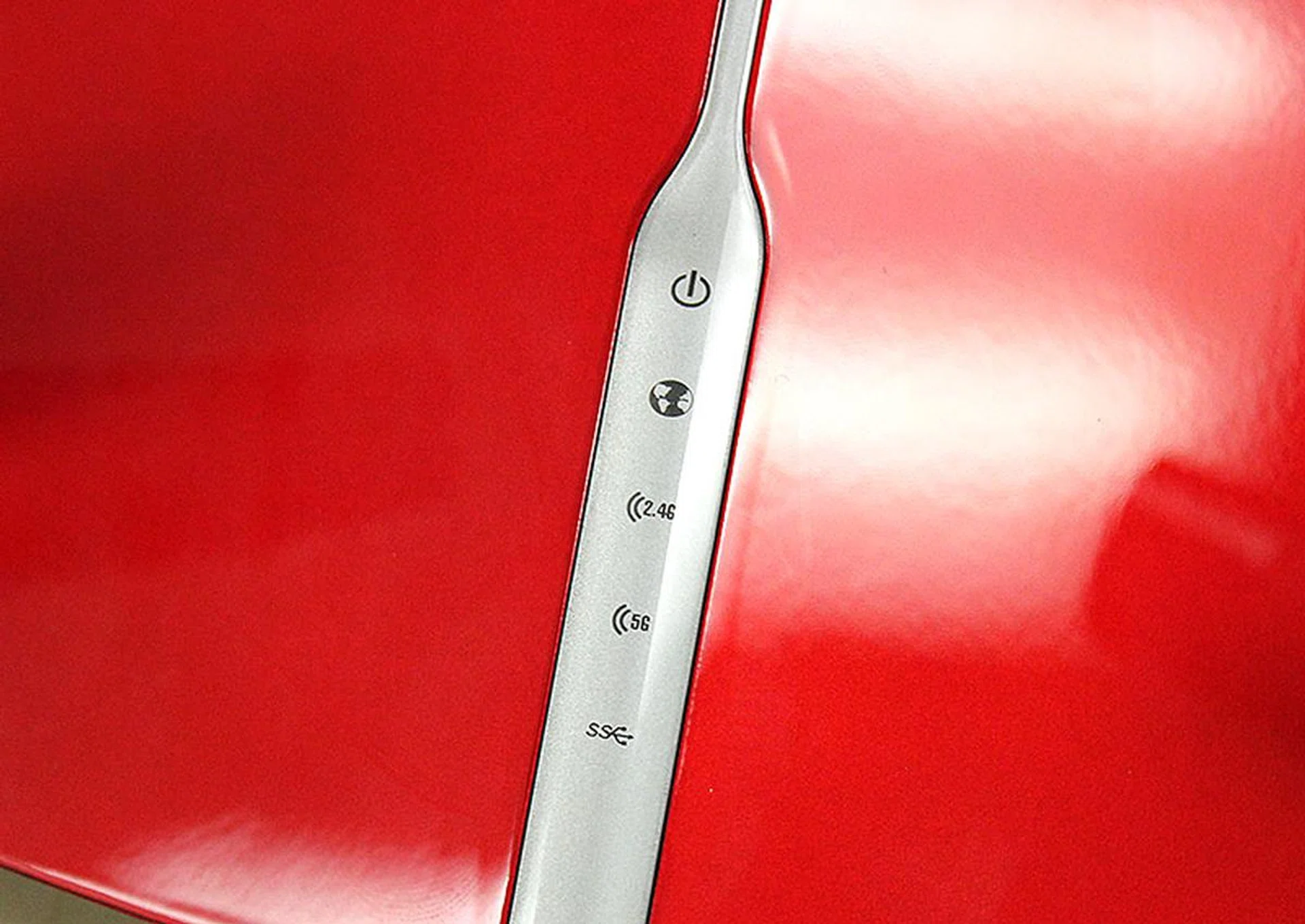 LED status indicators on the front let users know how the router is running.