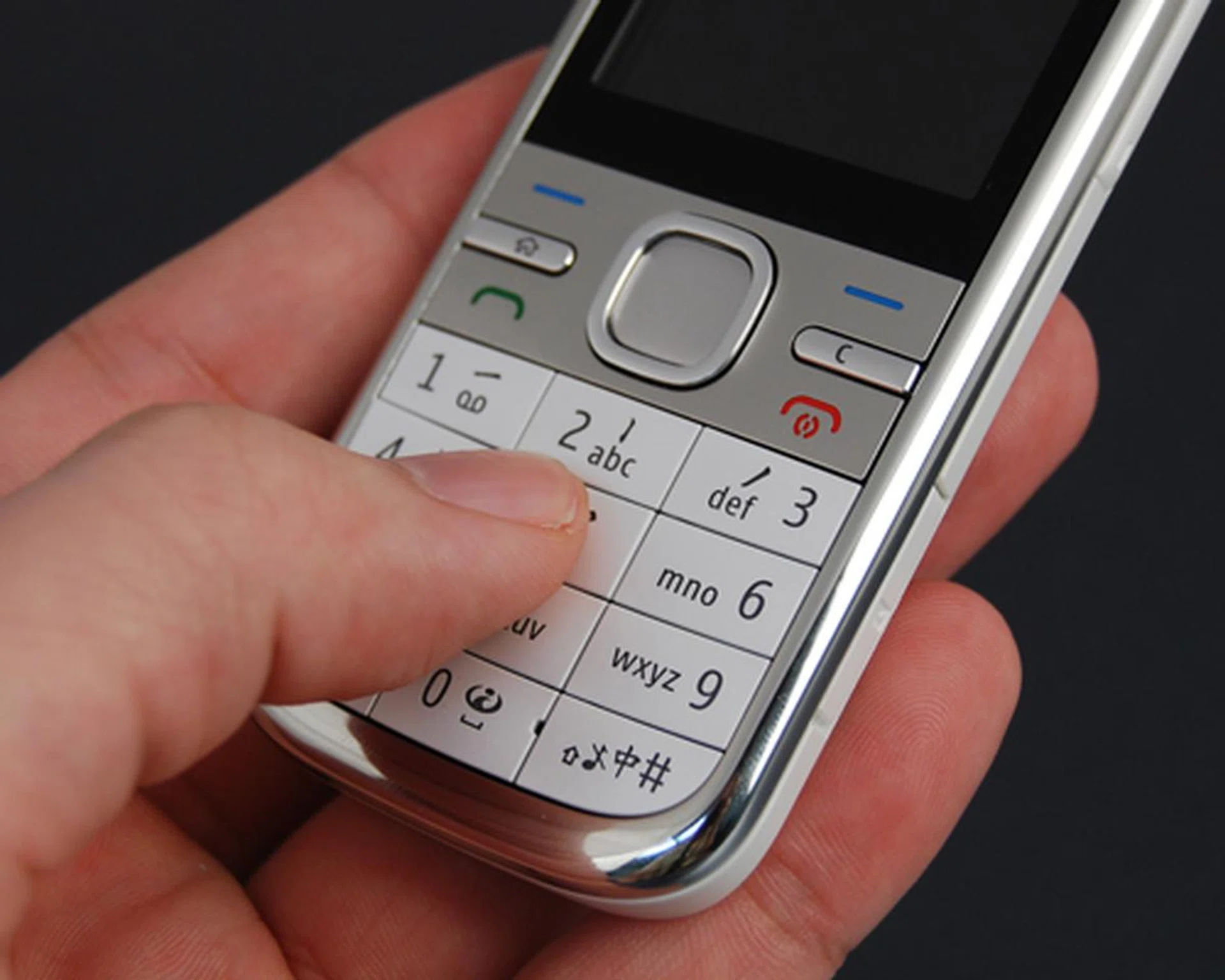 Text users familiar with T9 input will find the C5's numeric keypad a pleasure to use.