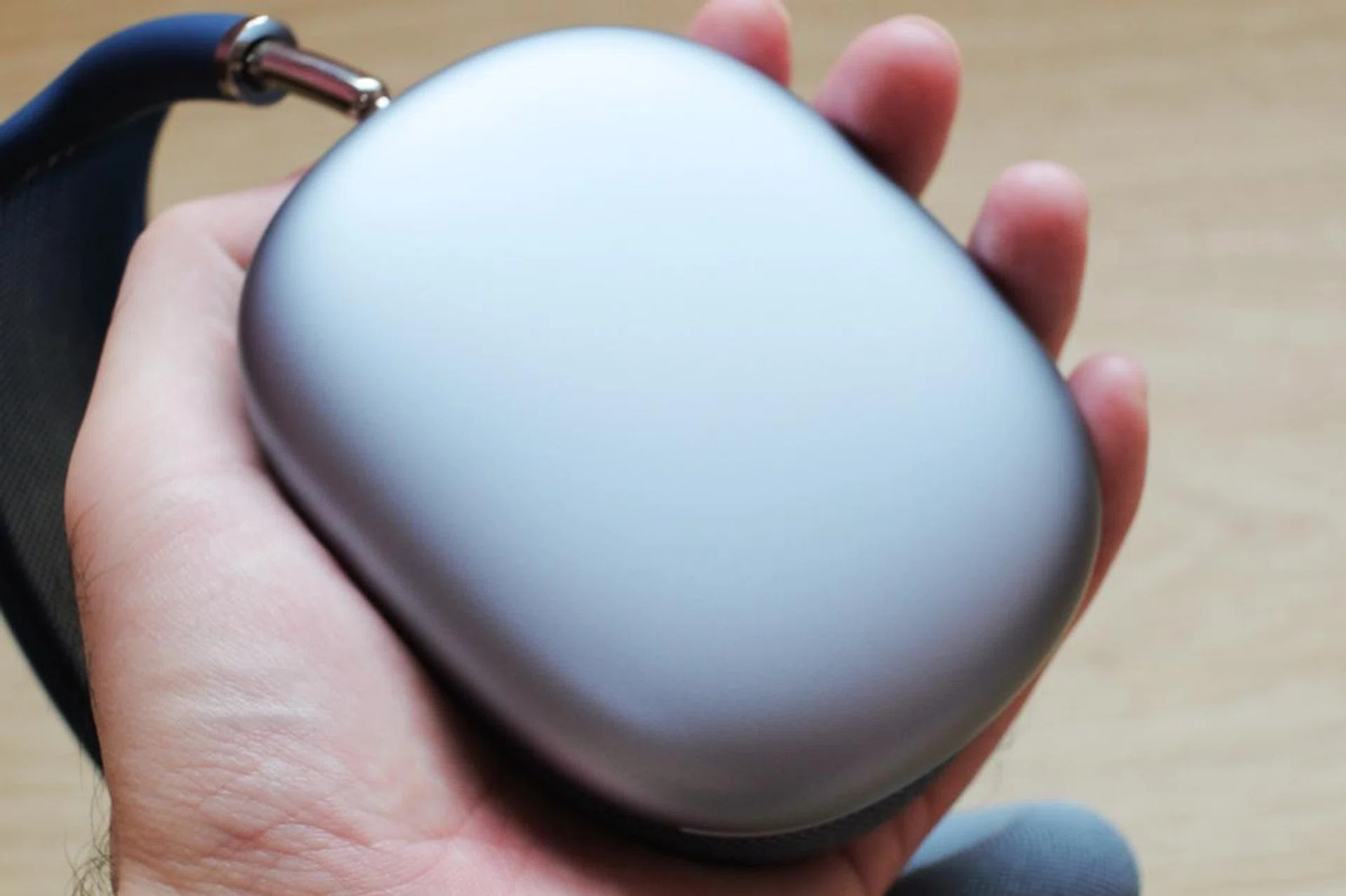 The earcups are smooth anodised aluminium.