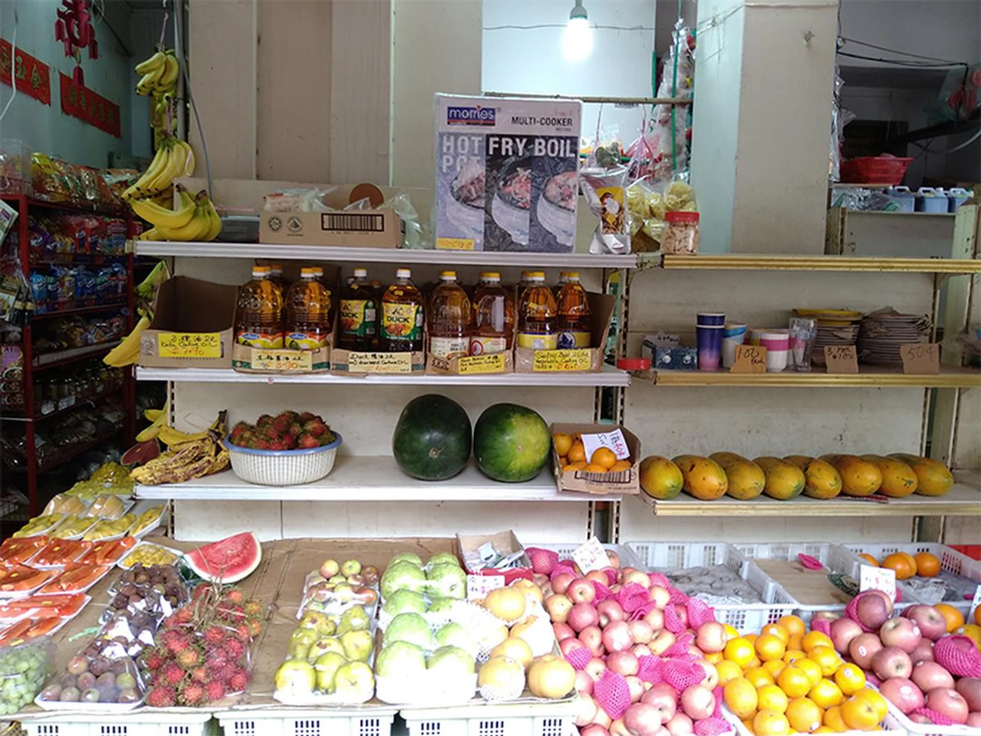 Primary camera shot. Seems to have a slight problem in handling bright and dark sections of a scene as observed with the blown-out highlights near the bottom of the image.