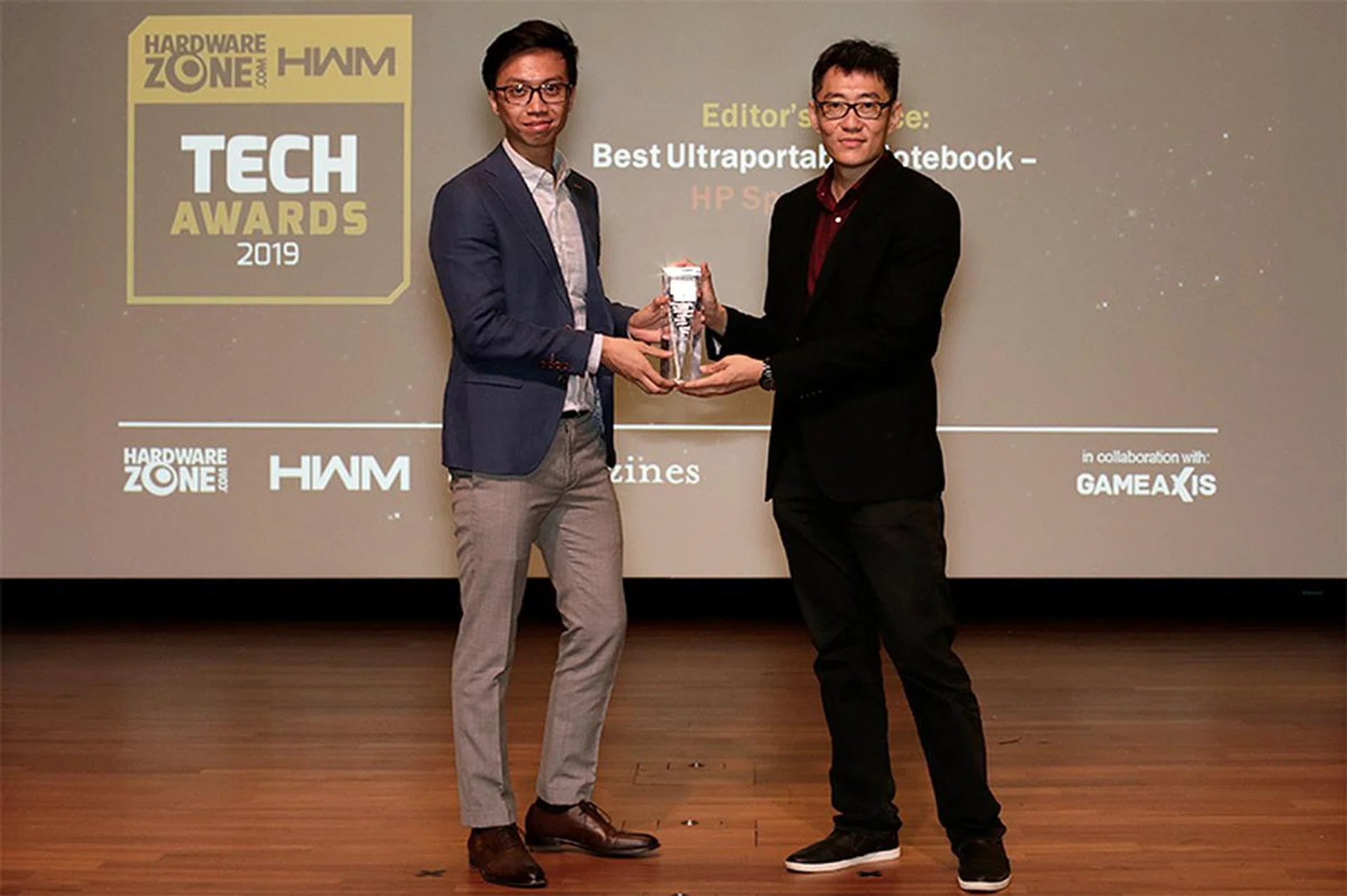 The HP Spectre x360 is the winner of our Editor's Choice for Best Ultraportable Notebook. Receiving the award is Mr. Chiang Zhen Hao, Trade Marketing Manager, HP Singapore.