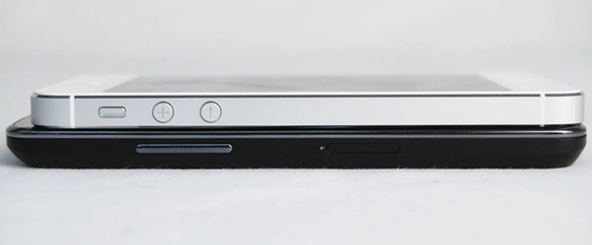 Compared to the ultra slim (7.6mm) and lightweight (112g) Apple iPhone 5 (top), the LG Nexus 4 feels like a glass block (literally and figuratively). The Nexus 4 weighs 139g and measures 9.1mm thick.