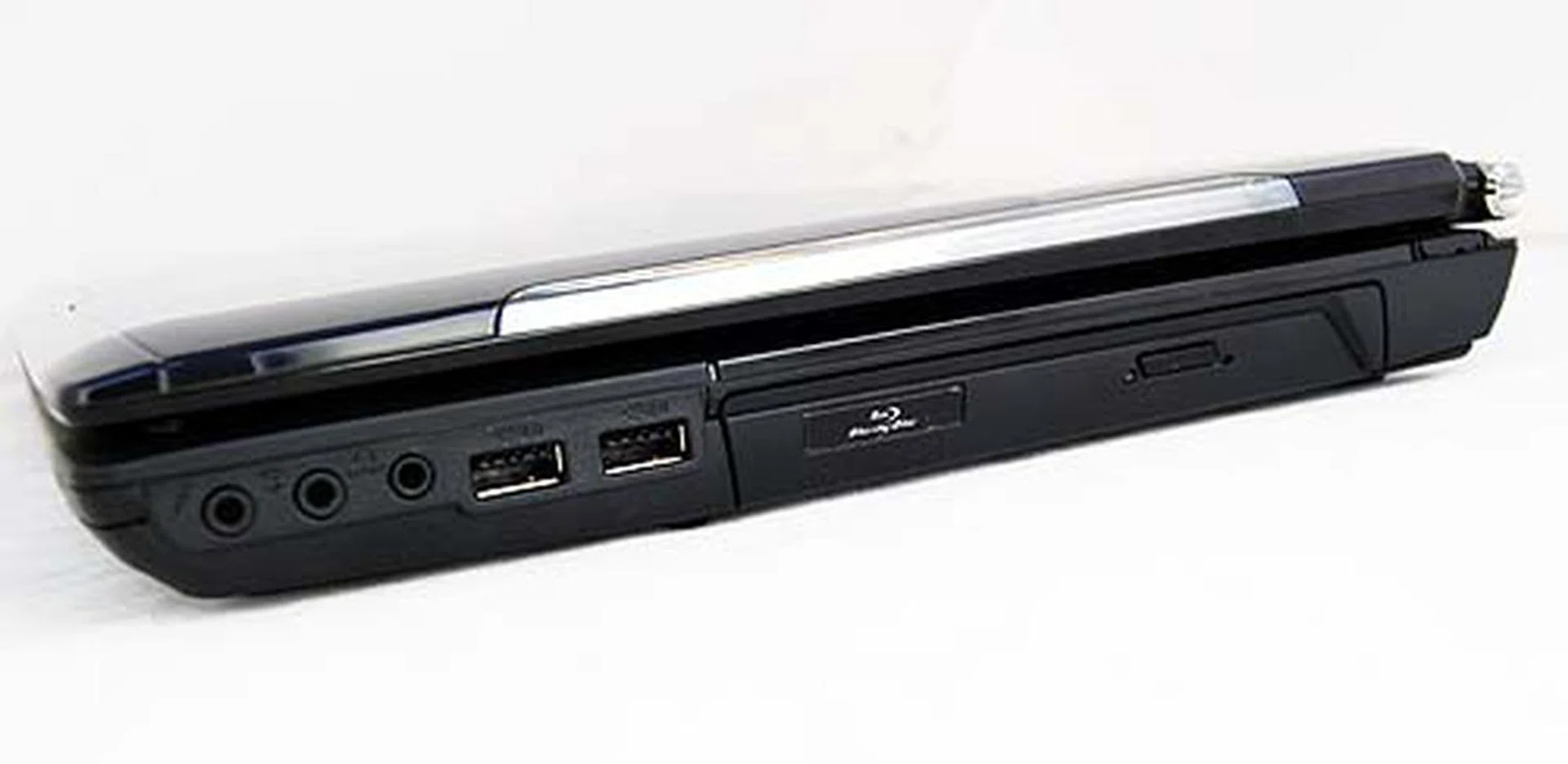 The right side ports play host to the audio jacks, two USB 2.0 ports and the Blu-ray optical drive.
