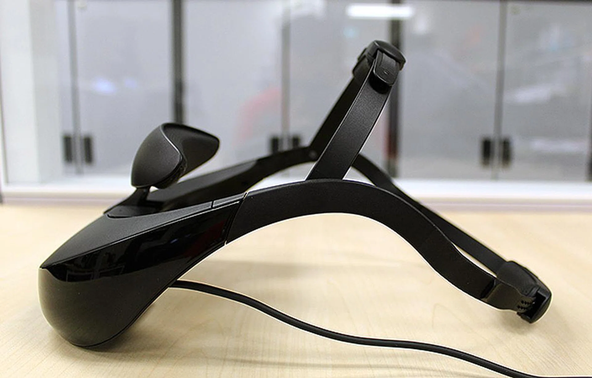 To keep the HMZ-T3 in place, Sony employs the use of a forehead support and two head bands.