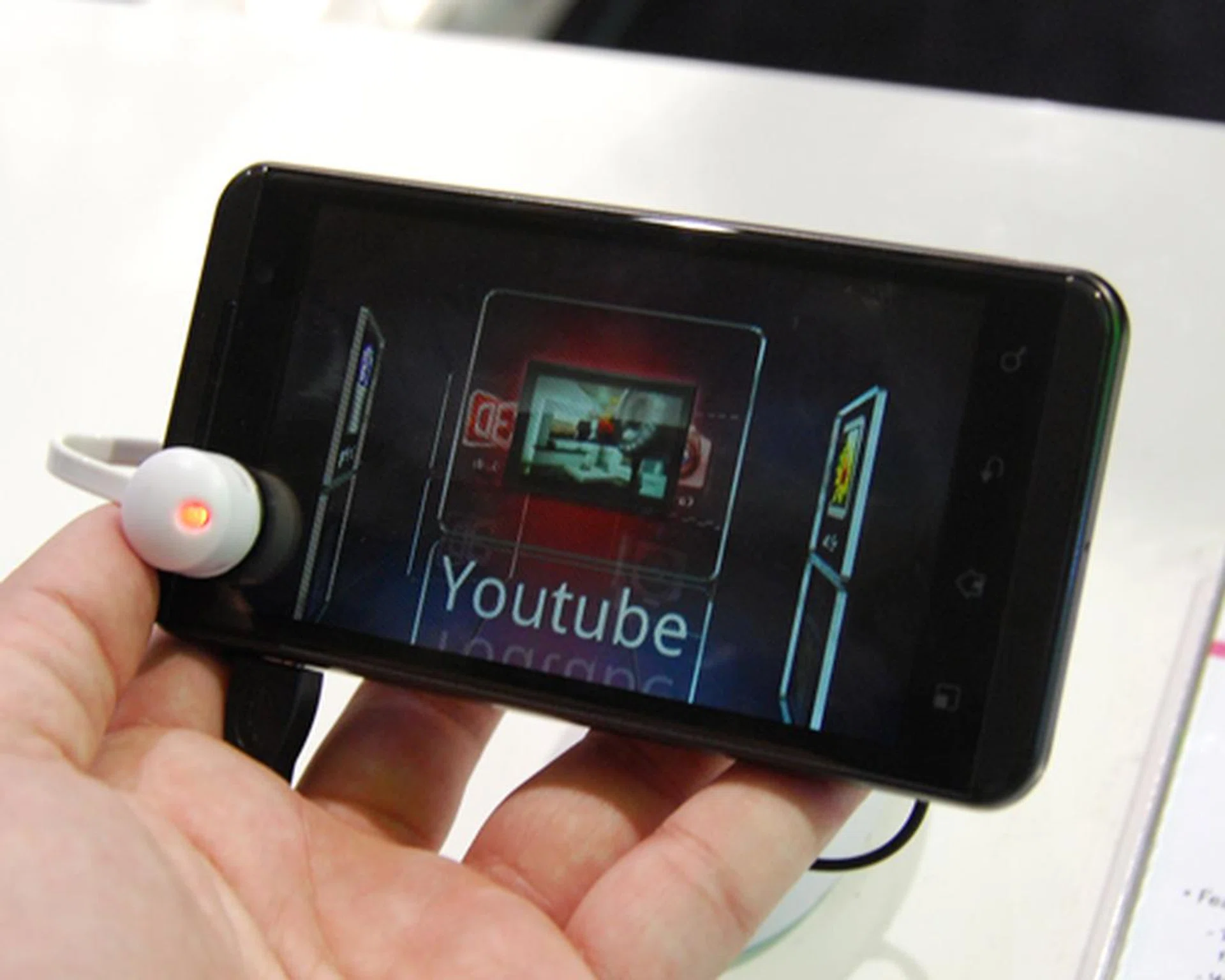The 3D shortcut key reveals a 3D user interface (you'll have to see it to believe it) that lets you upload 3D videos onto the YouTube 3D channel.