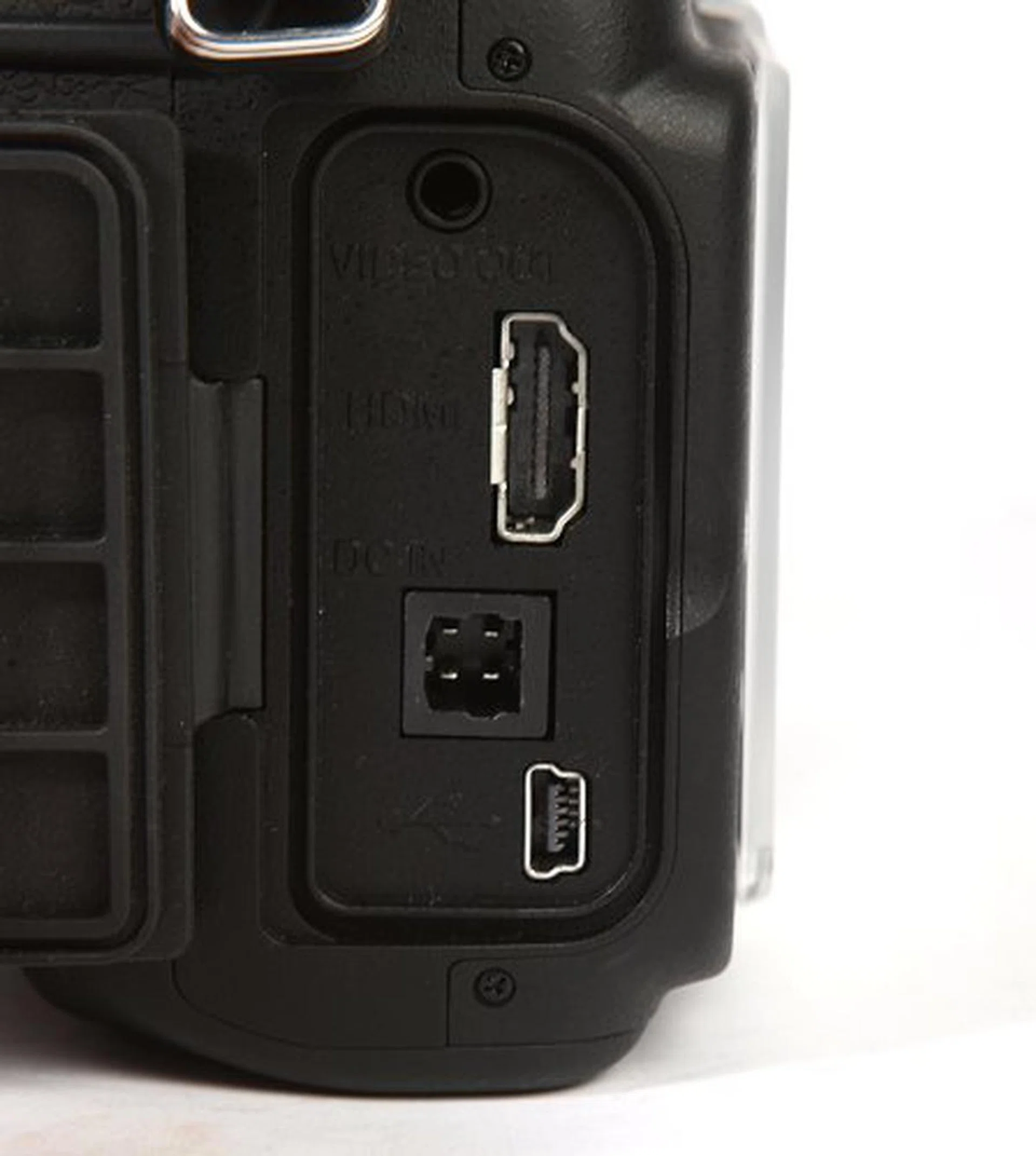 Nikon embraces HDMI to welcome the era of high definition.