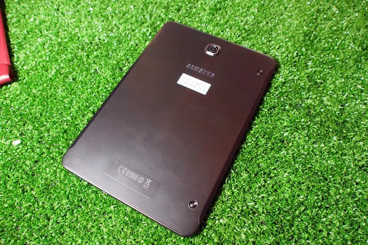 Featuring a dimple pattern on the back is Samsung’s way of being stylish.