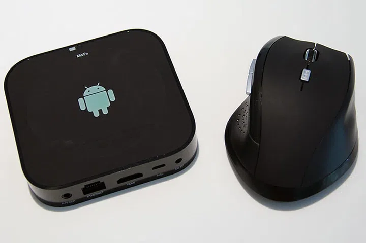 Here's how the ViewQwest TV box looks like. The final version will sport a ViewQwest logo on the other side; what we've here is an engineering sample. Also, the bundled mouse may not be the same as the one shown here.
