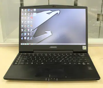 The Aorus X3 Plus V3 might look very familiar. The chassis it uses is basically the same one as the X7 Pro, only smaller and without a number pad.